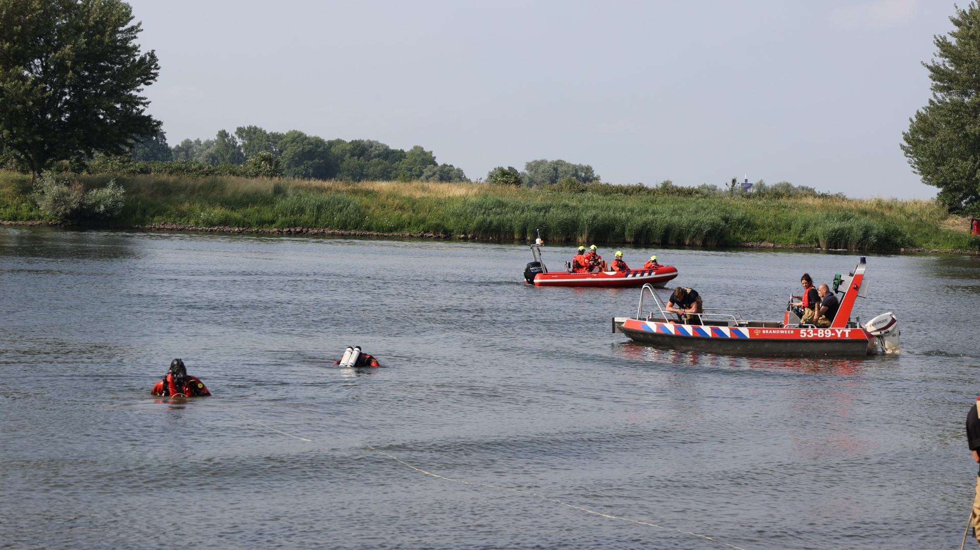 Man (49) redt zijn hond maar overlijdt zelf in de Maas