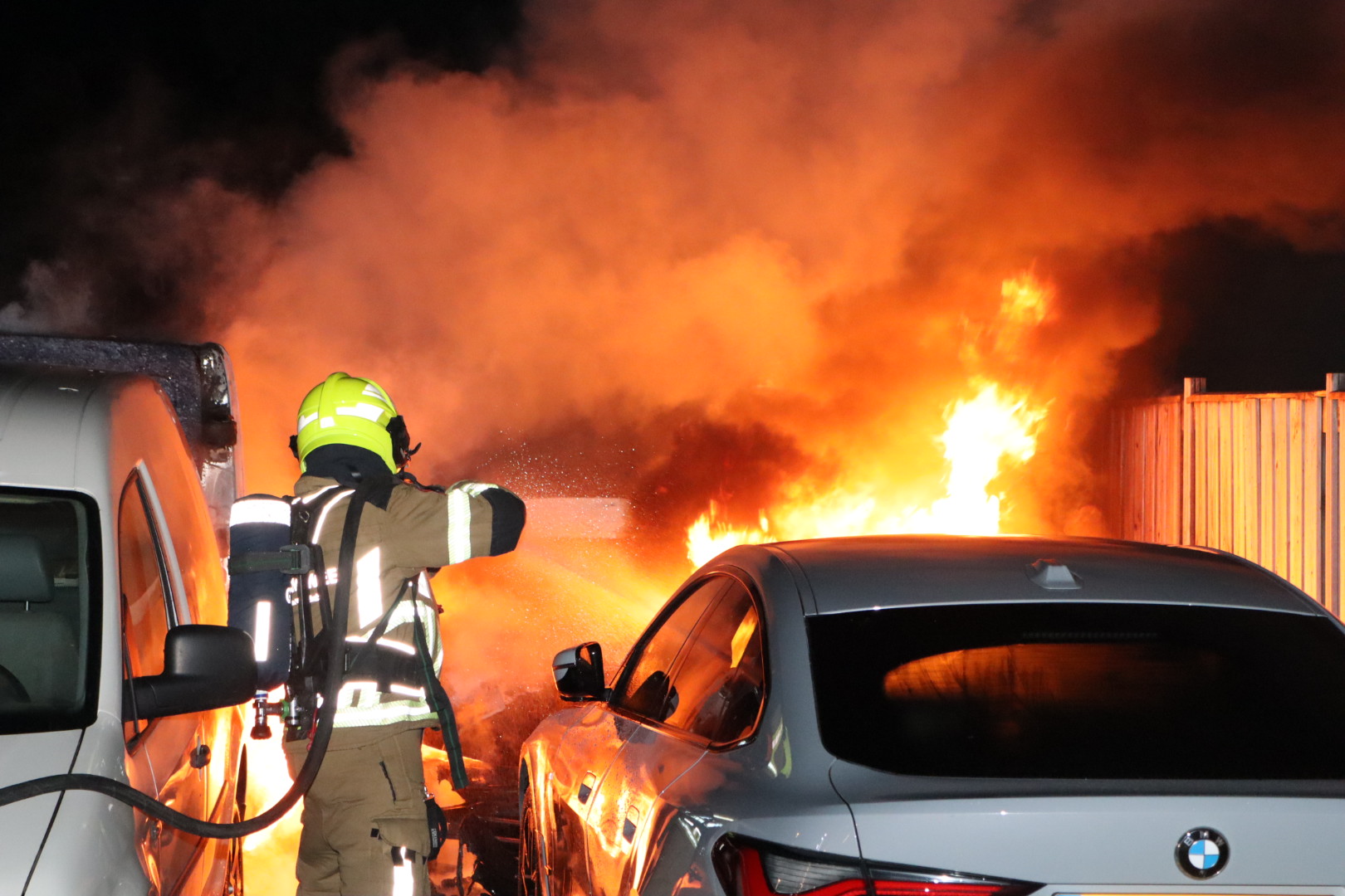 Meerdere auto’s vliegen in brand op parkeerplaats van Albert Heijn