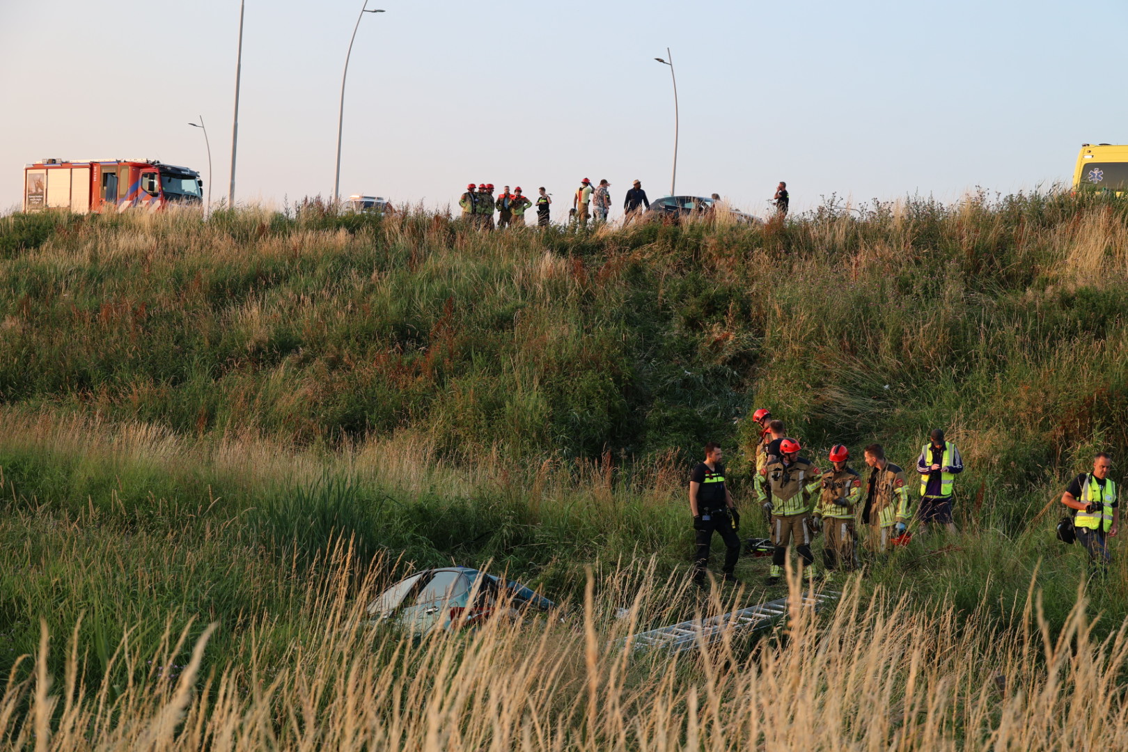 Automobilist vliegt uit de bocht en komt onderaan talud terecht