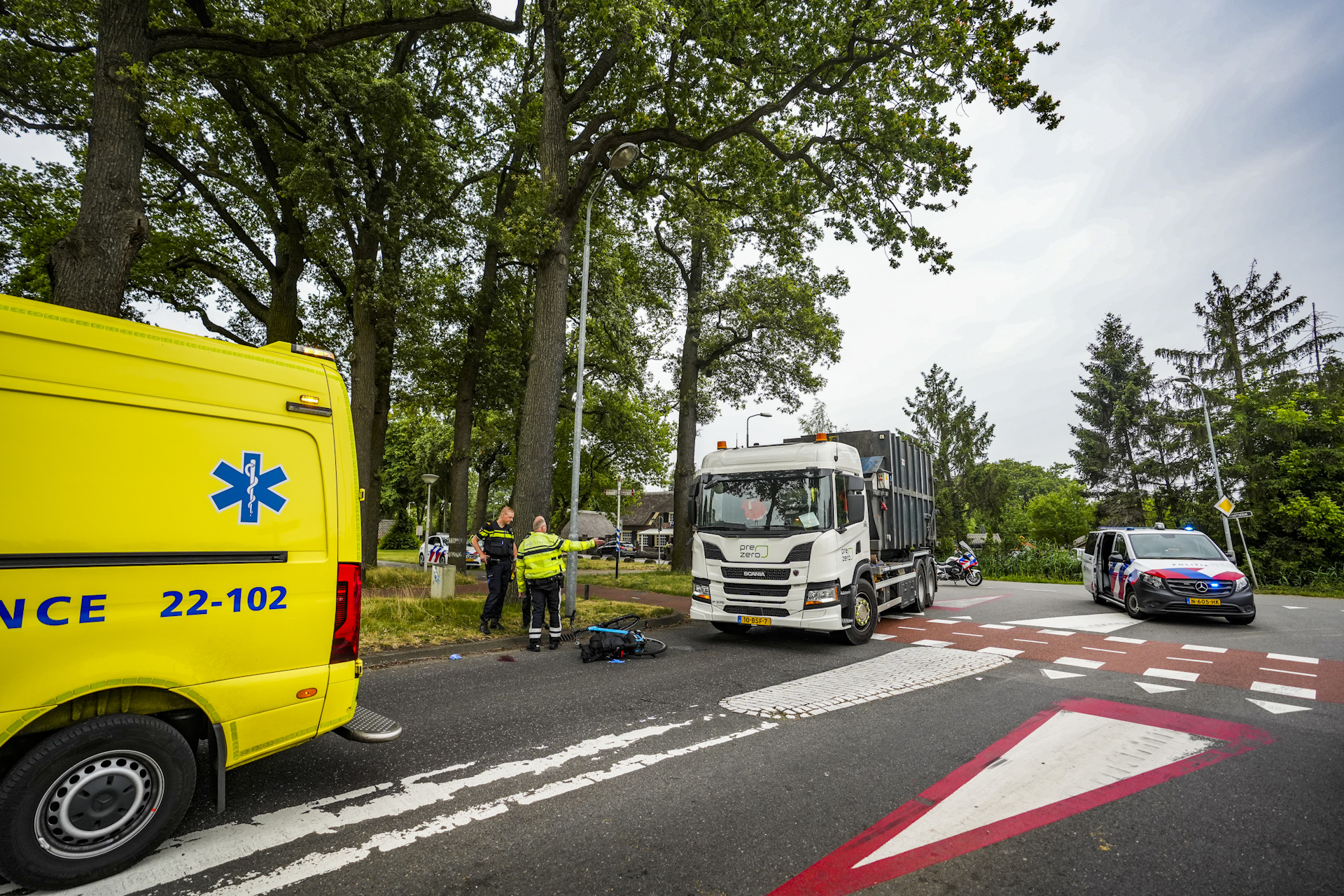 Fietser komt onder vrachtwagen terecht en raakt ernstig gewond