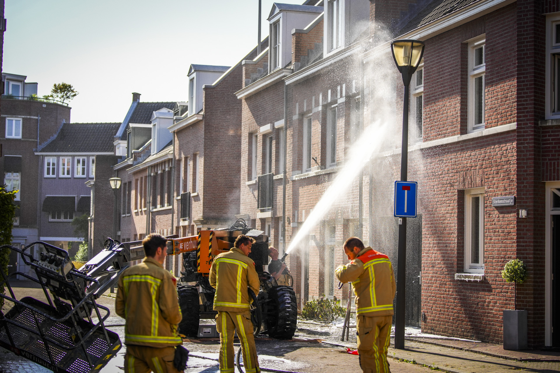 Hoogwerker volledig in lichterlaaie, schilder net op tijd eruit