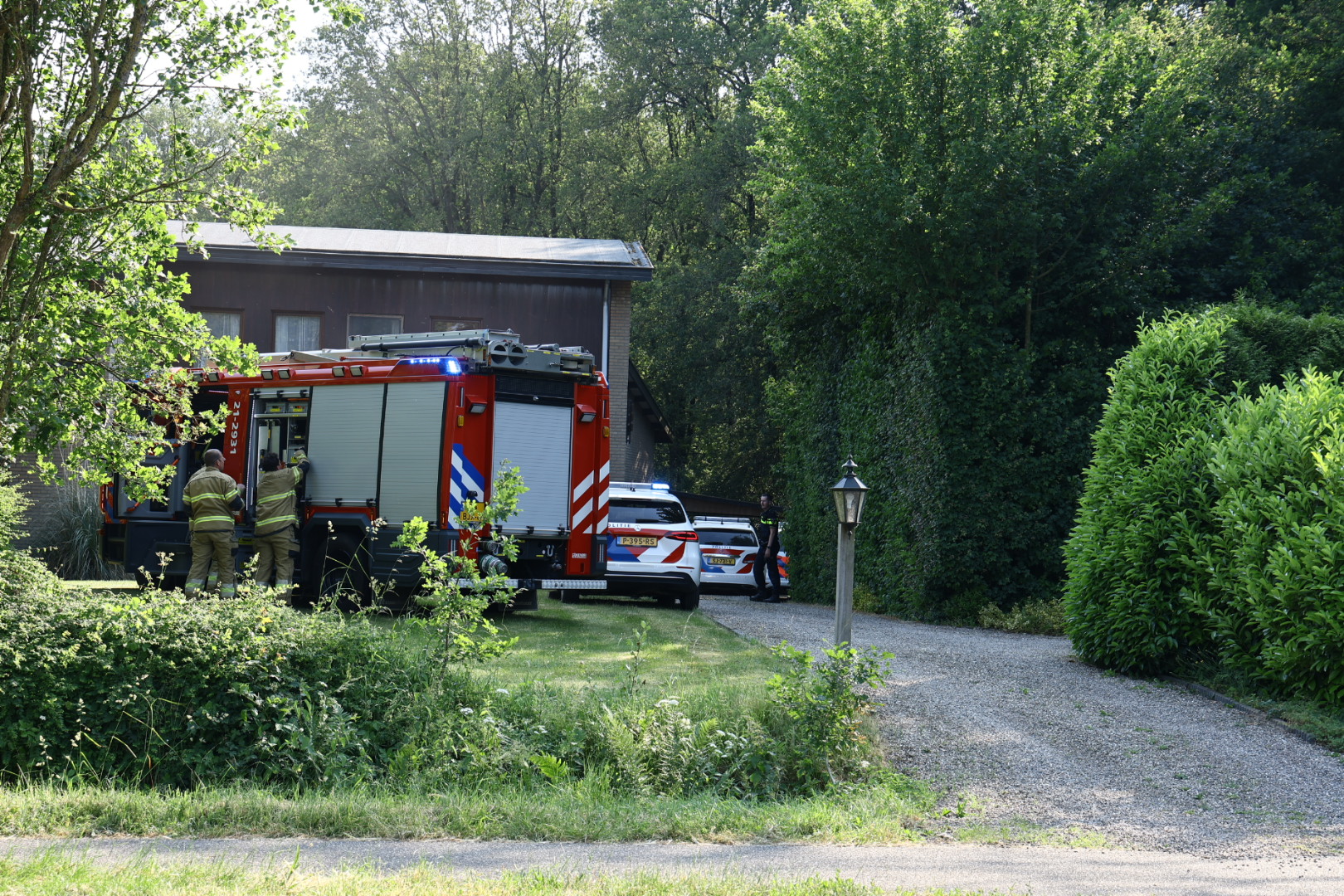 Vrouw staat bij vijver te kijken en valt erin