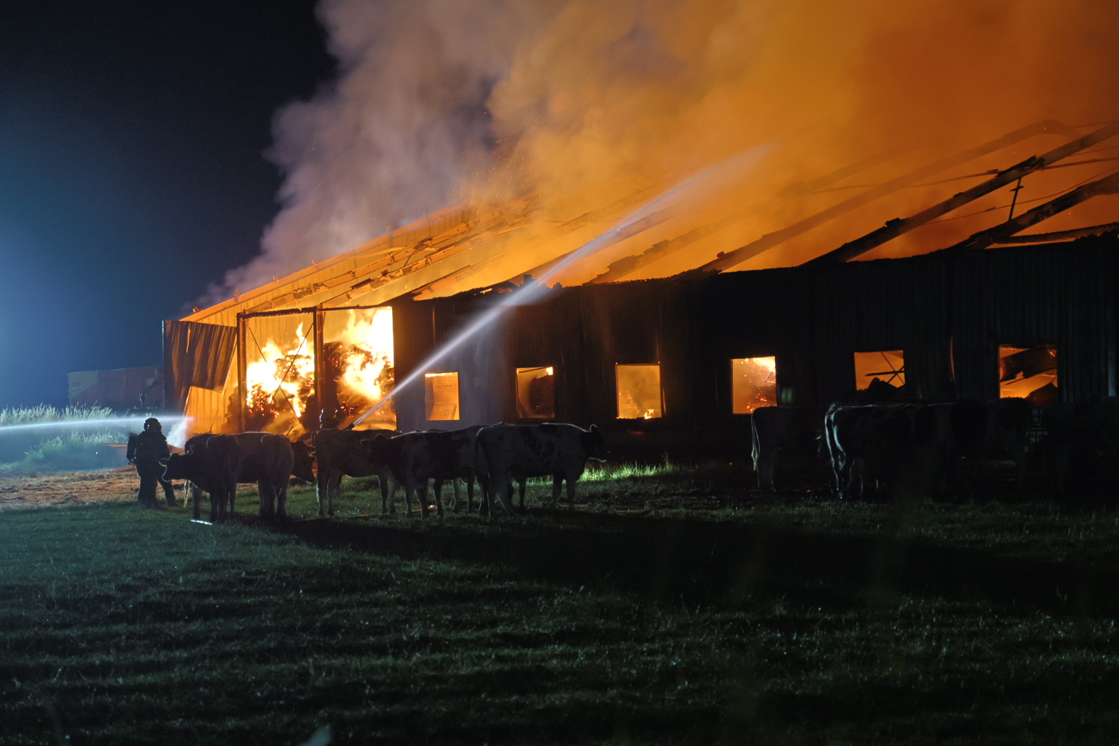 Brand in loods veroorzaakt schade en verspreiding van glasdeeltjes