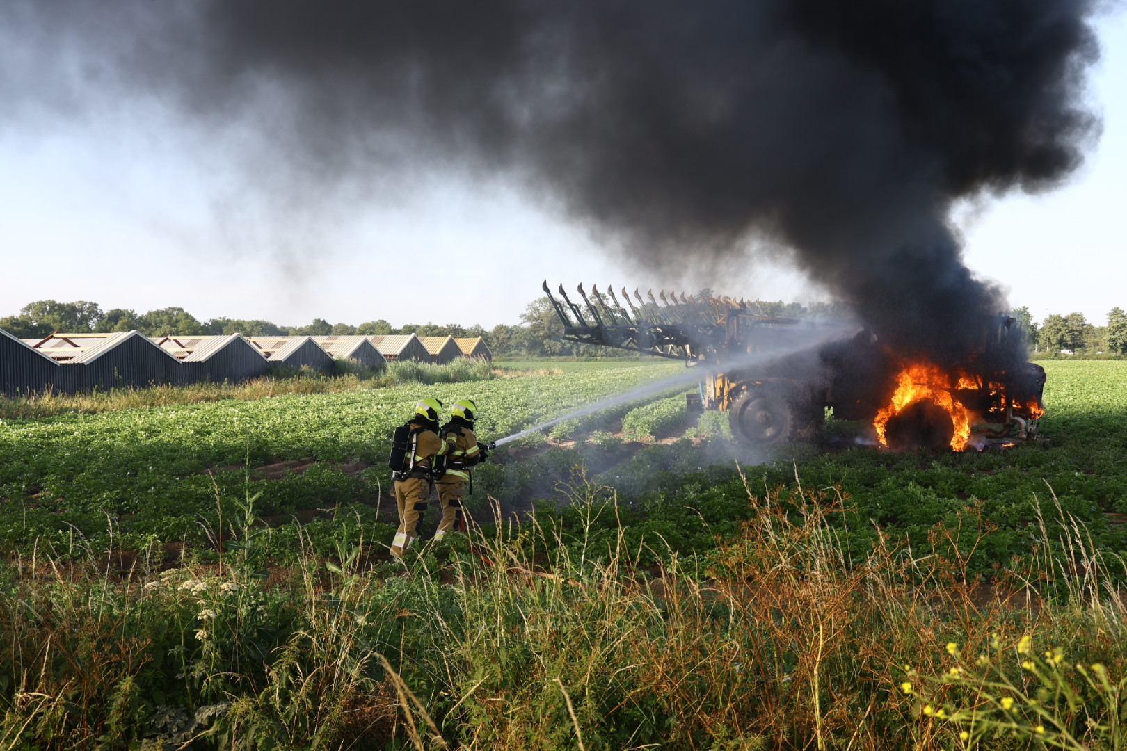 Landbouwwagen vat vlam in aardappelveld