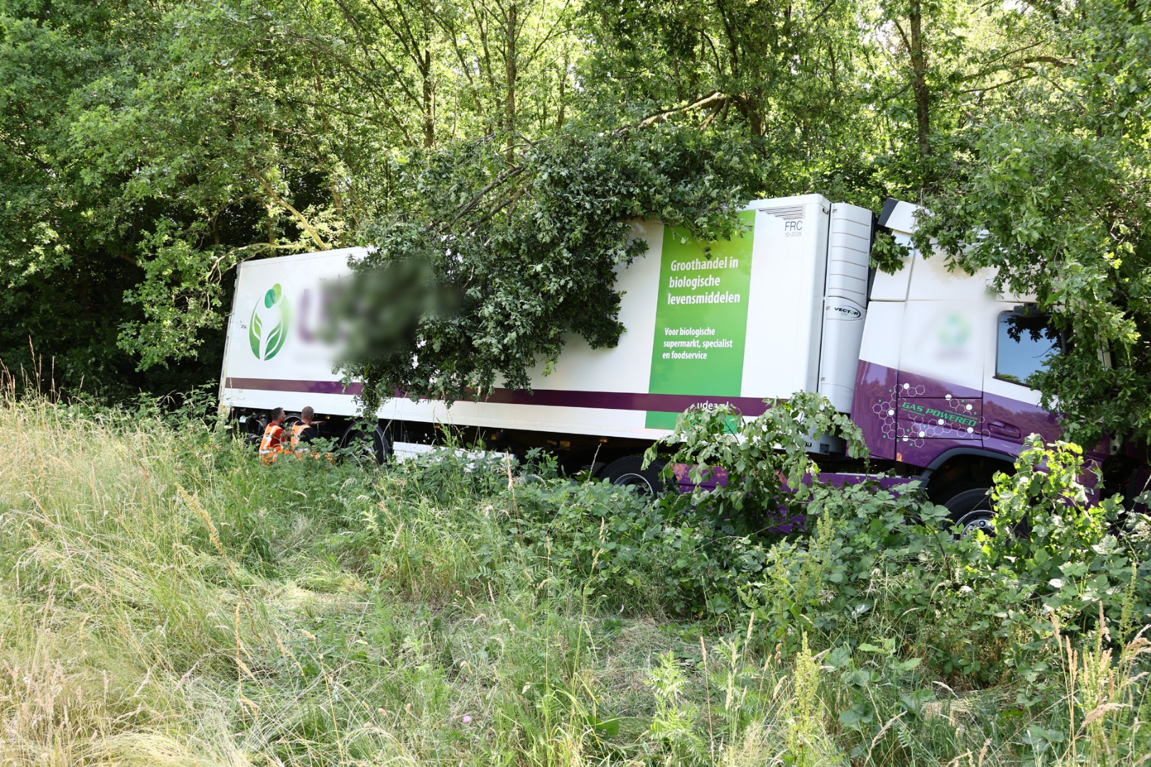 Vrachtwagen rijdt de berm in