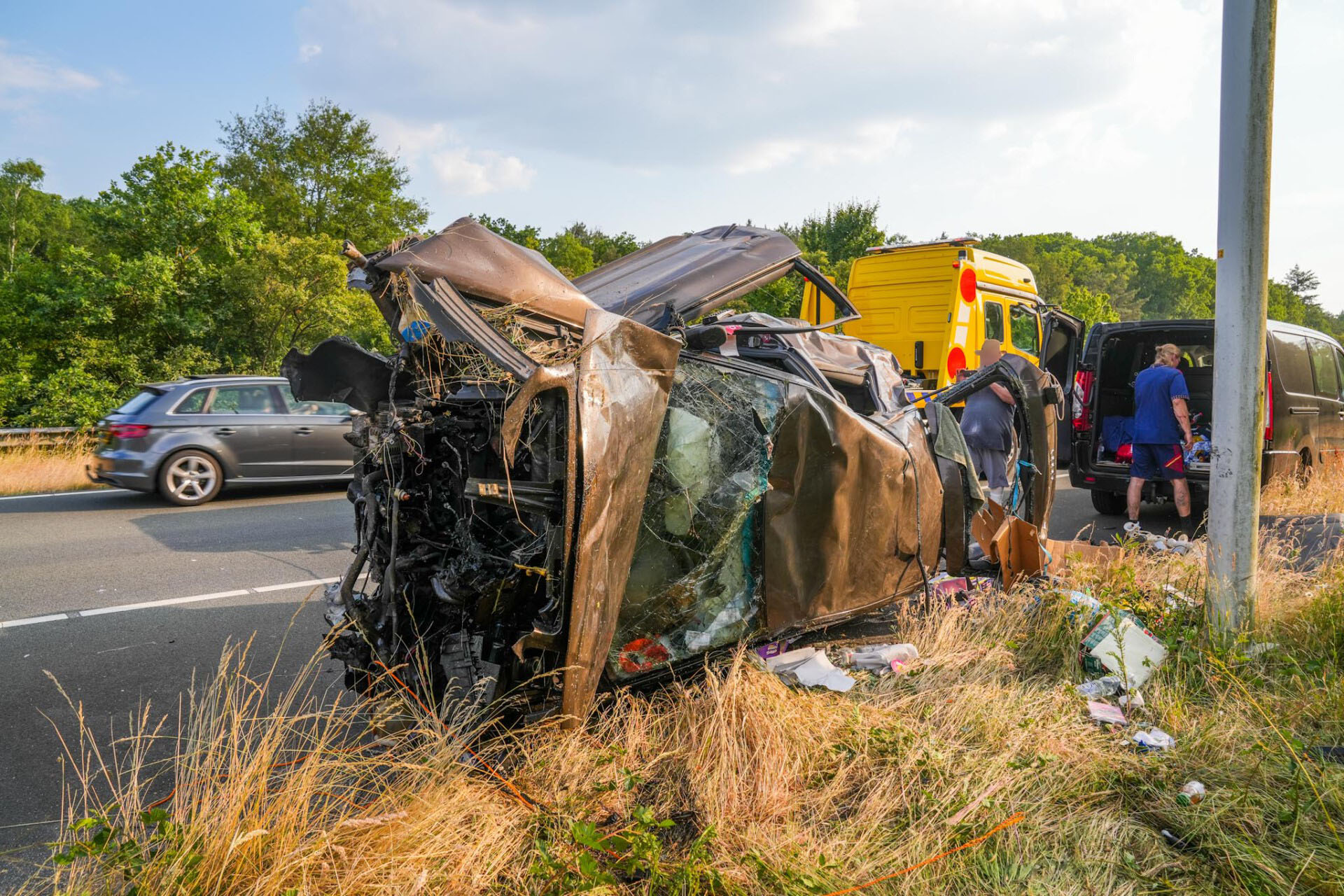 Man valt vermoedelijk in slaap achter het stuur en crasht