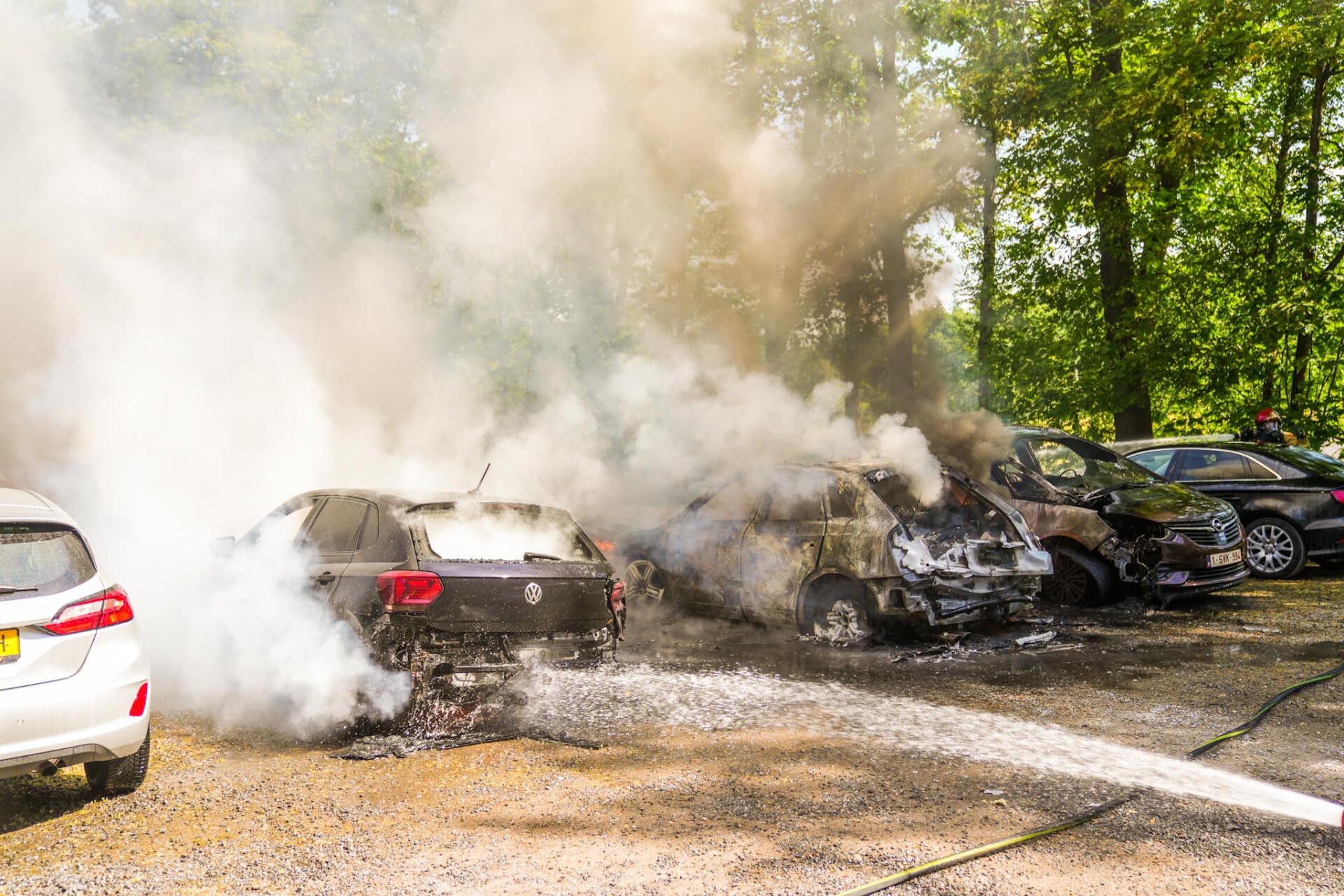 Onkruid branden gaat fout, zes auto’s vatten vlam
