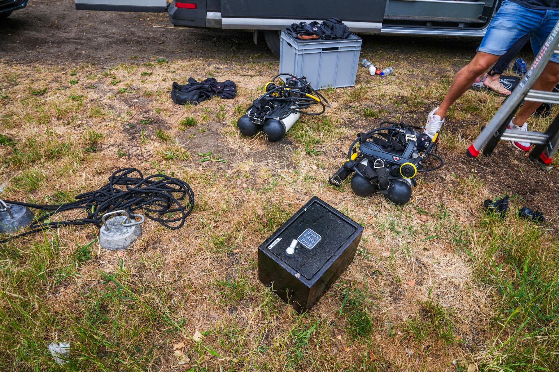 Gestolen kluis met foto’s van overleden zoon Wesley uit het water gehaald