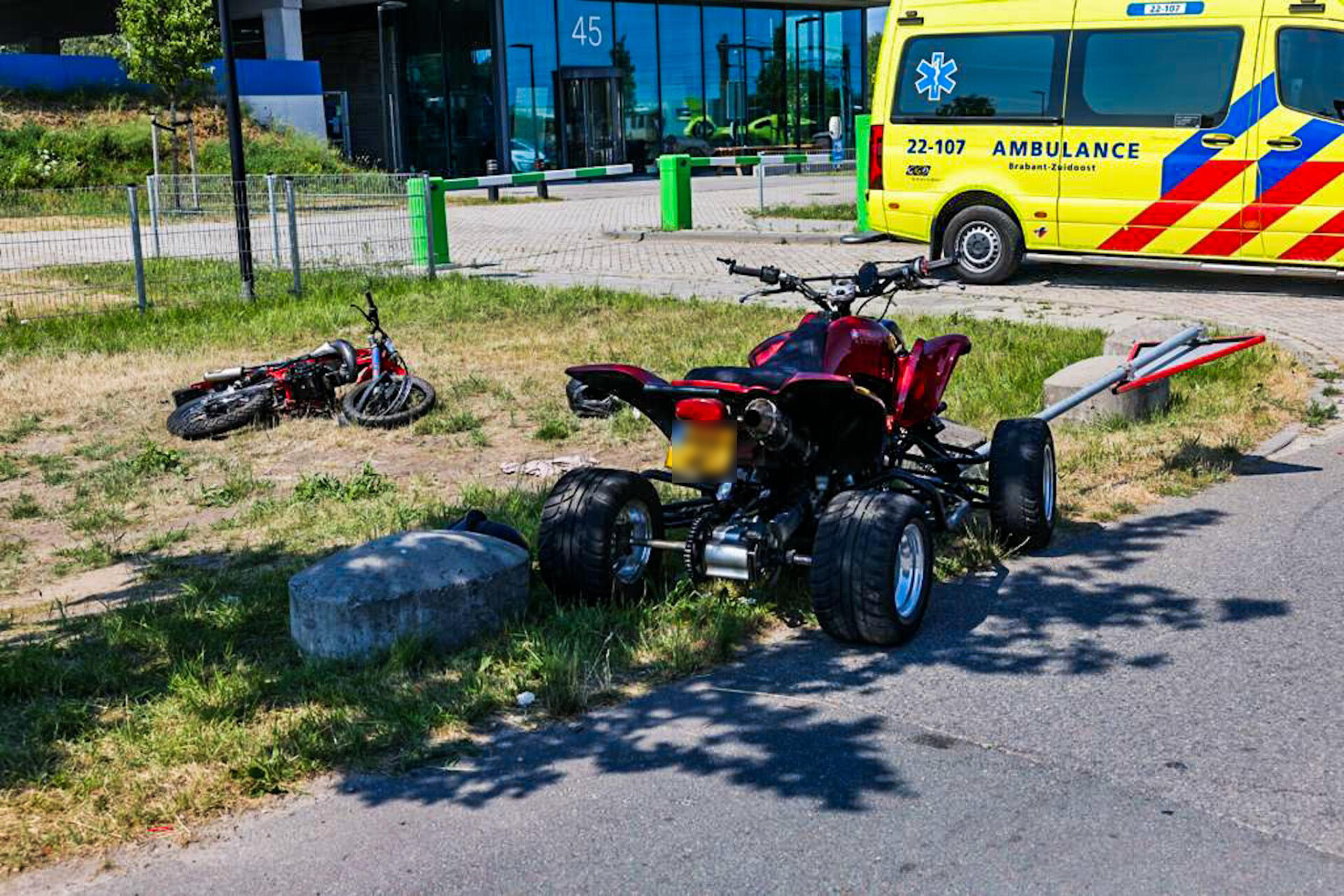 Botsing tussen quadrijder en motorrijder, traumaheli geland