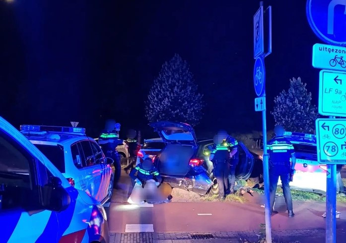 Wilde achtervolging: man rijdt spook, knalt door rood en ramt politiewagens