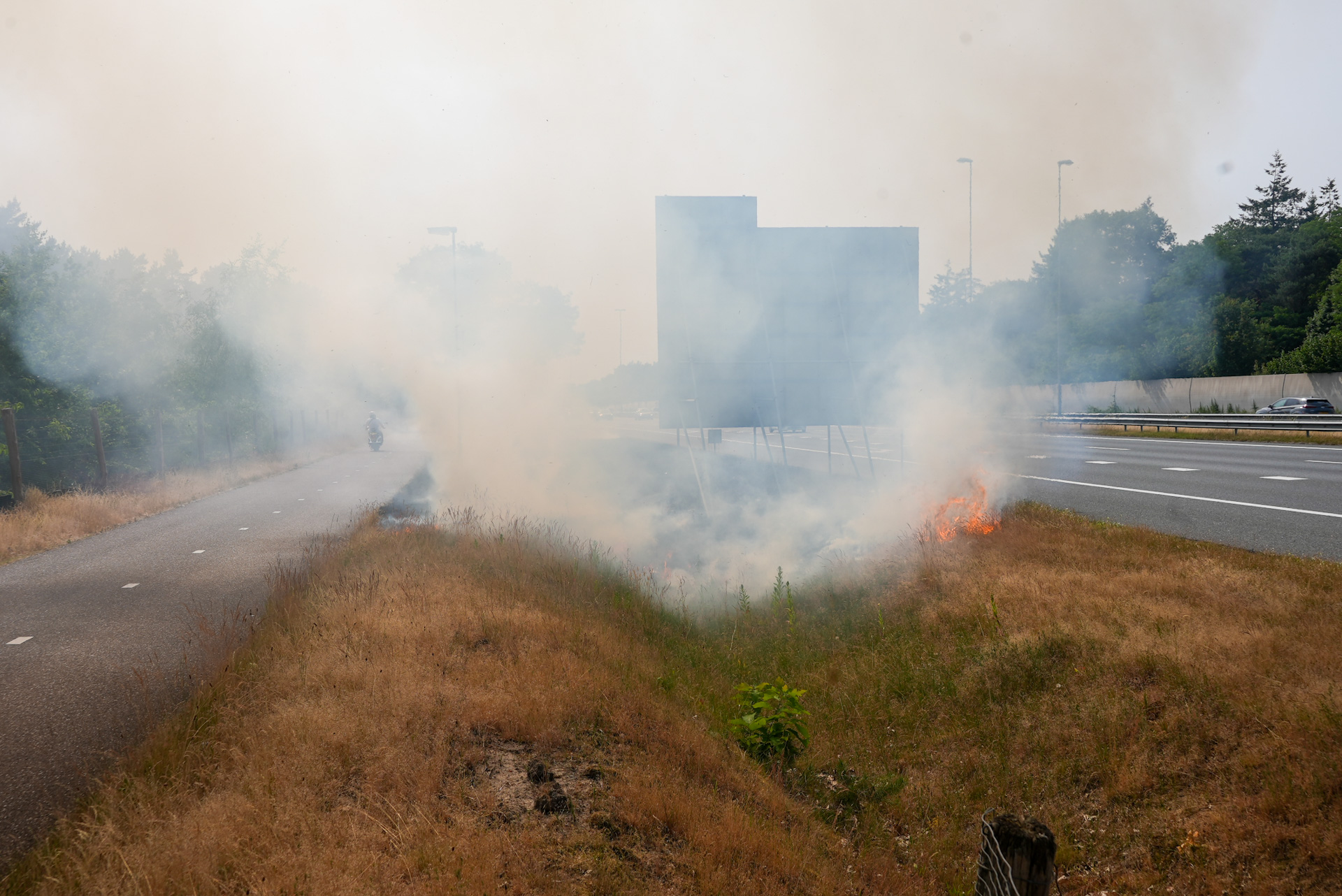 Felle bermbrand langs snelweg