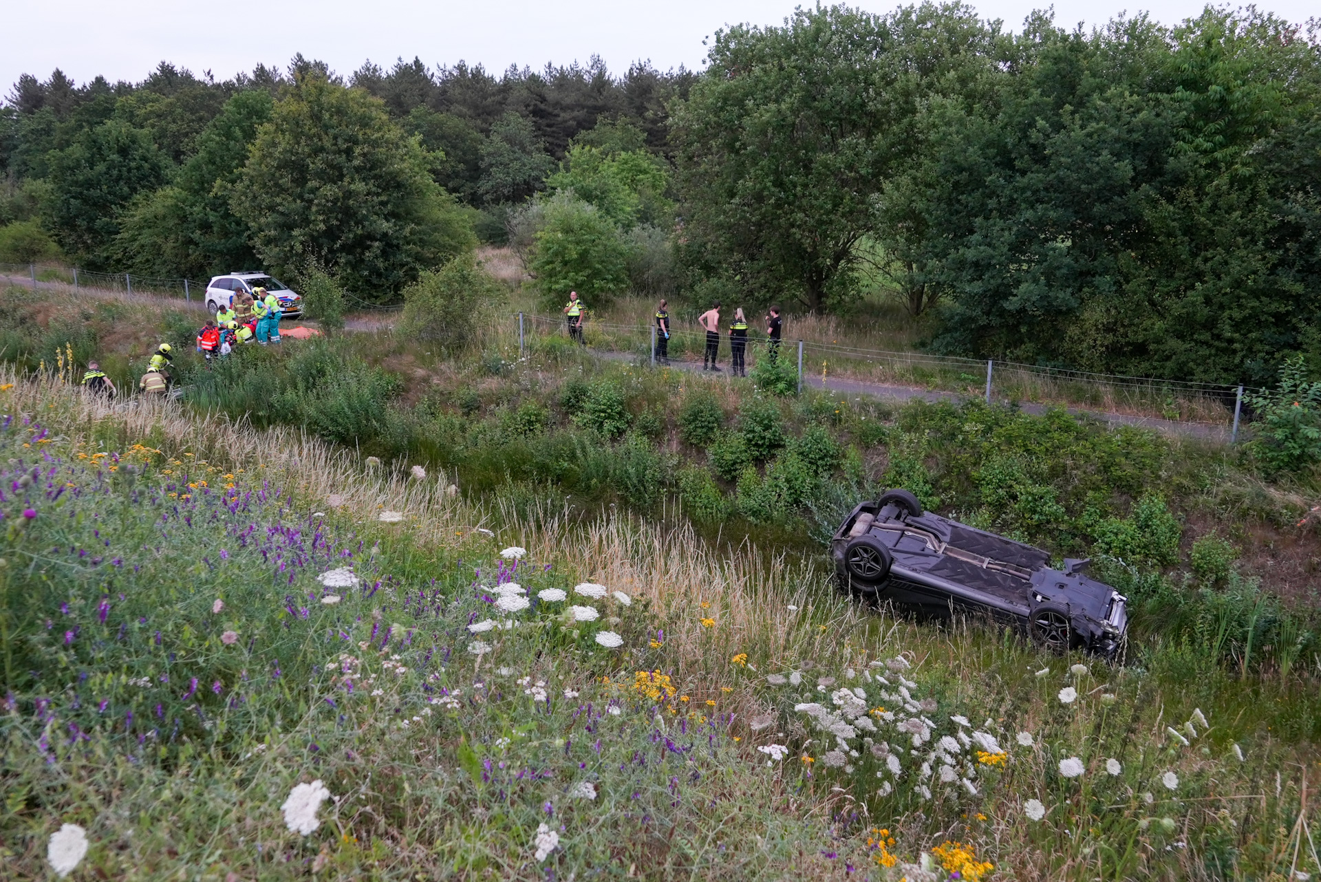 Auto raakt van de weg en belandt in sloot, vijf gewonden, één ernstig