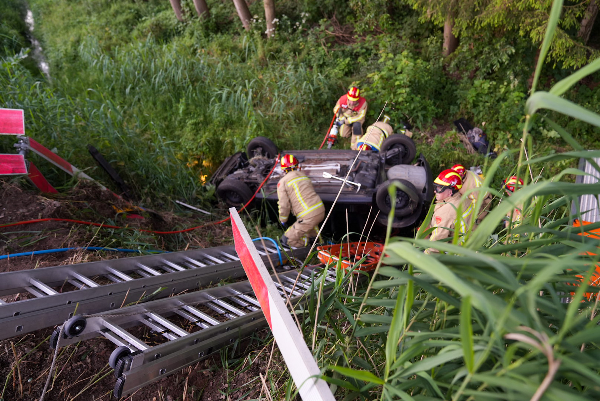 Auto crasht ondersteboven in sloot, meerdere gewonden