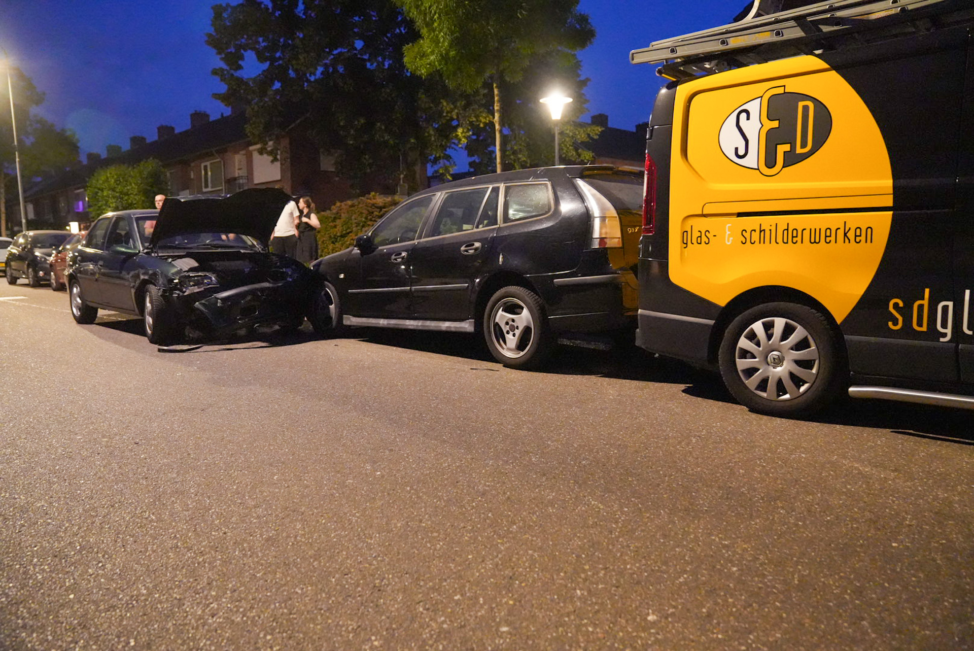 Man raakt onwel tijdens het rijden en richt ravage aan
