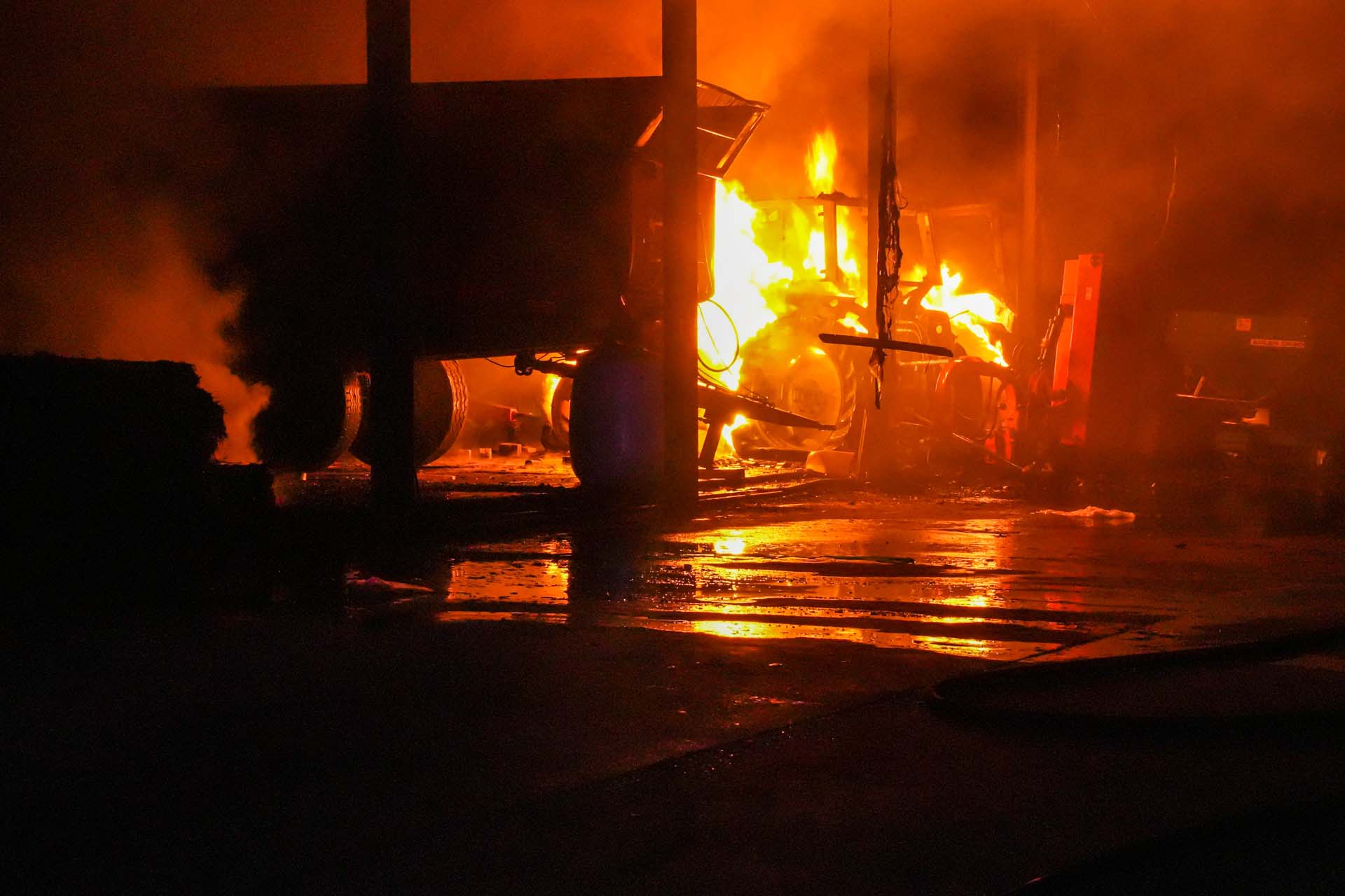 Grote schade na brand bij schuur met langbouwvoertuigen