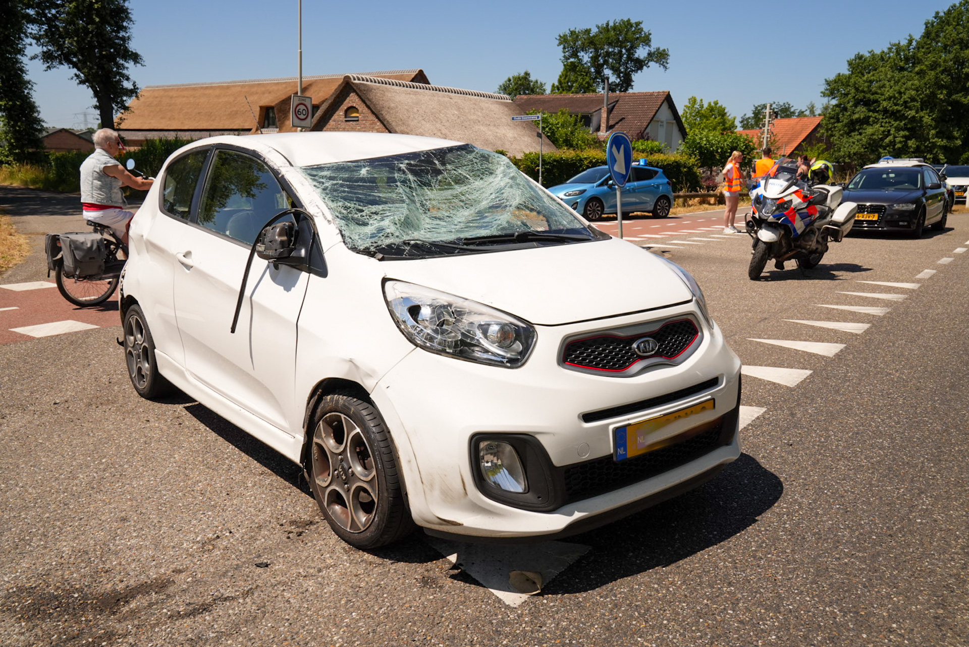 Auto slaat over de kop bij ongeval