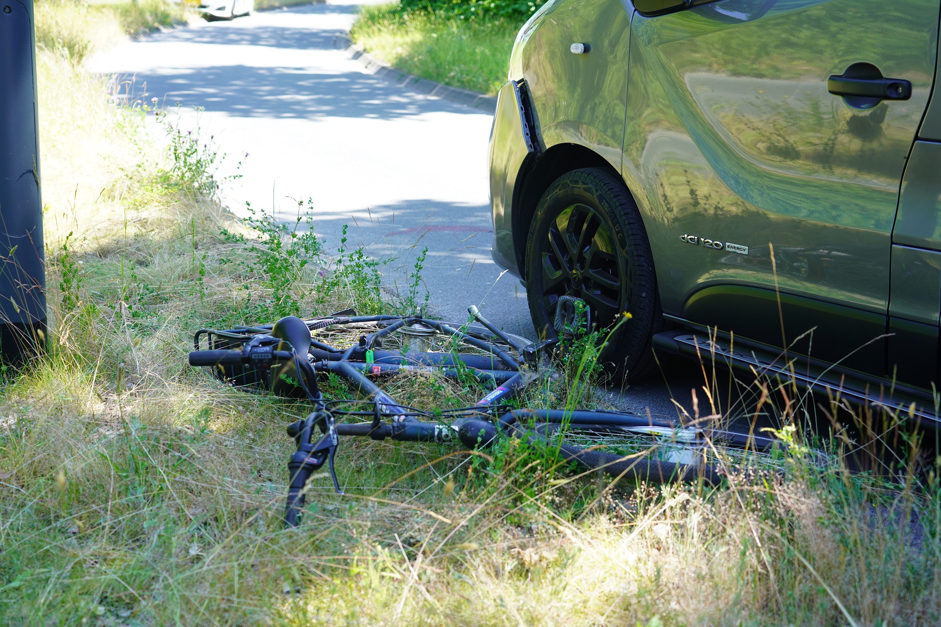 Fietser meters meegesleurd bij aanrijding, traumaheli ter plaatse