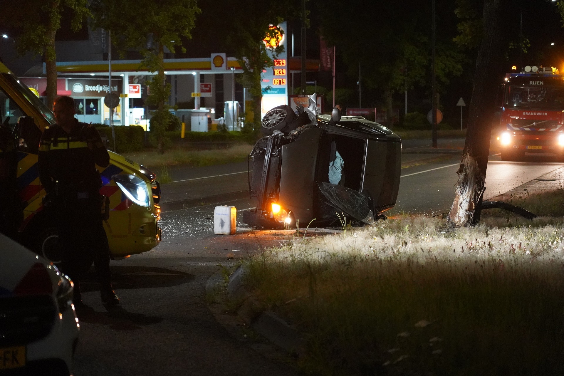 Bestuurder raakt gewond bij ongeval, auto belandt op zijkant