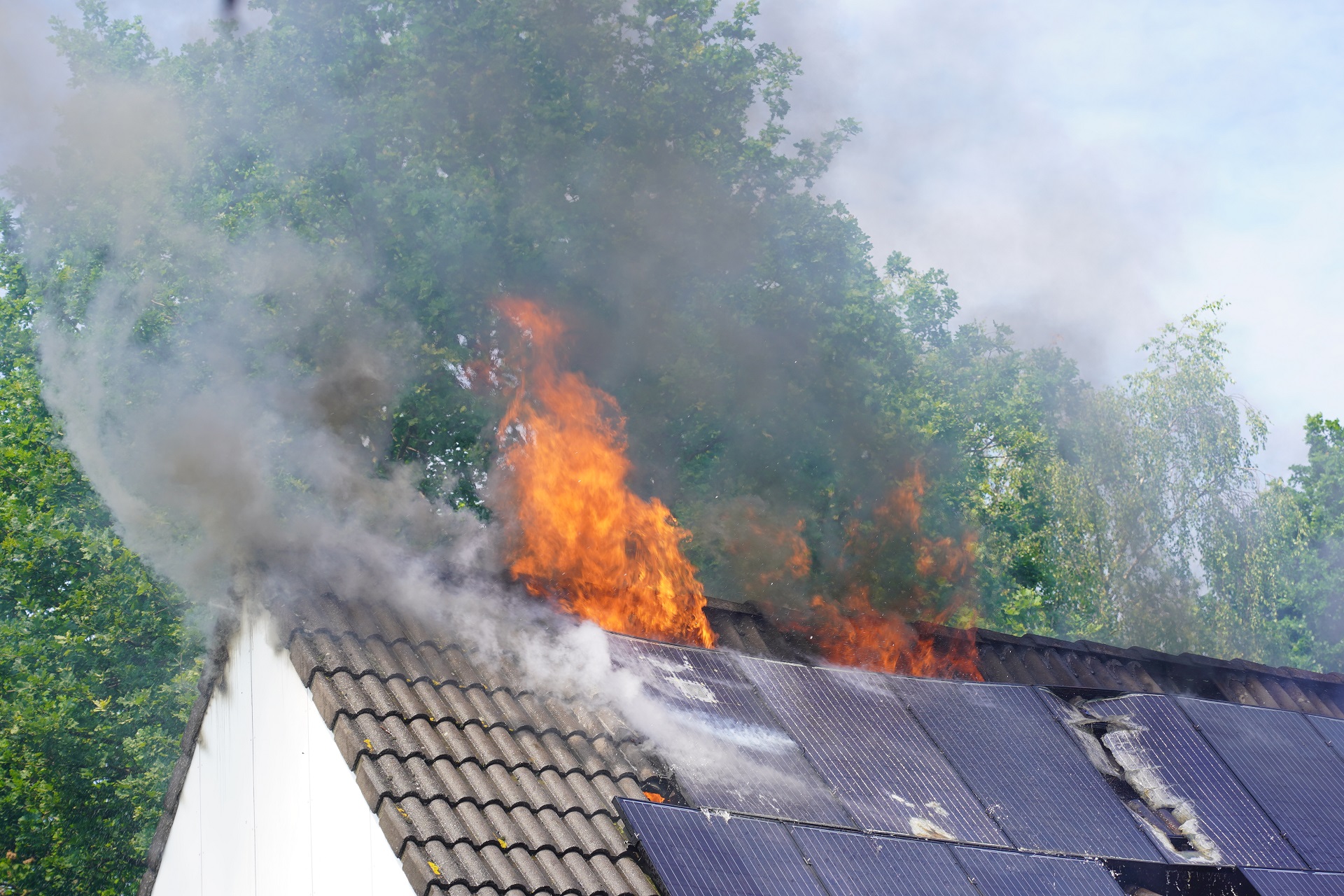Werkzaamheden aan dak zorgen voor woningbrand