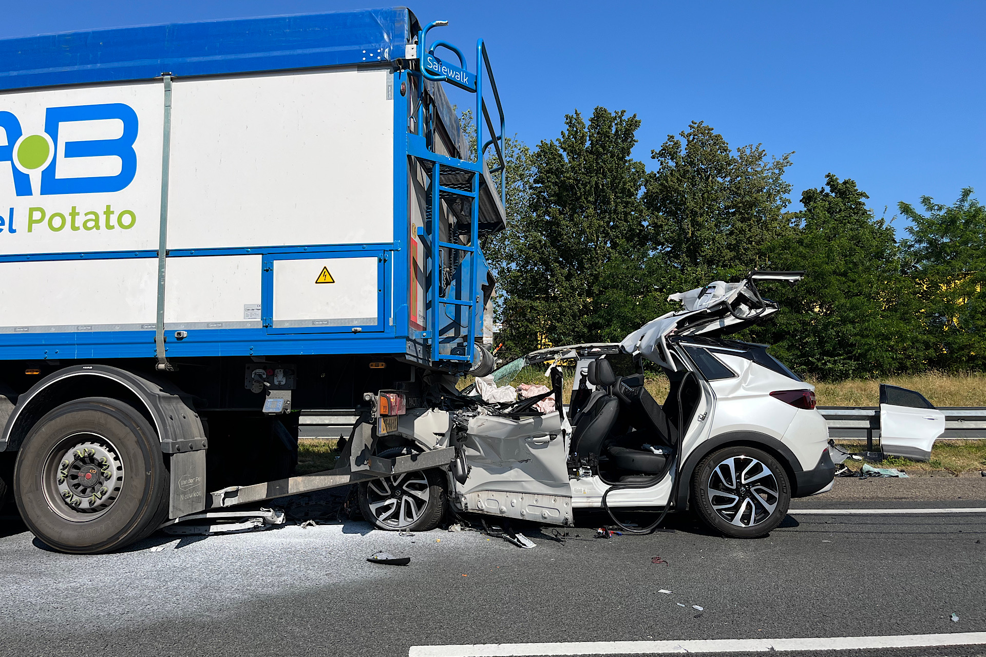 Auto Klem Onder Vrachtwagen Na Ongeval Op Snelweg - 112Brabant