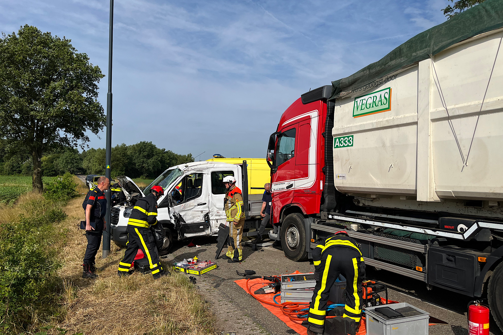 Zwaargewonde bij botsing tussen busje en vrachtwagen