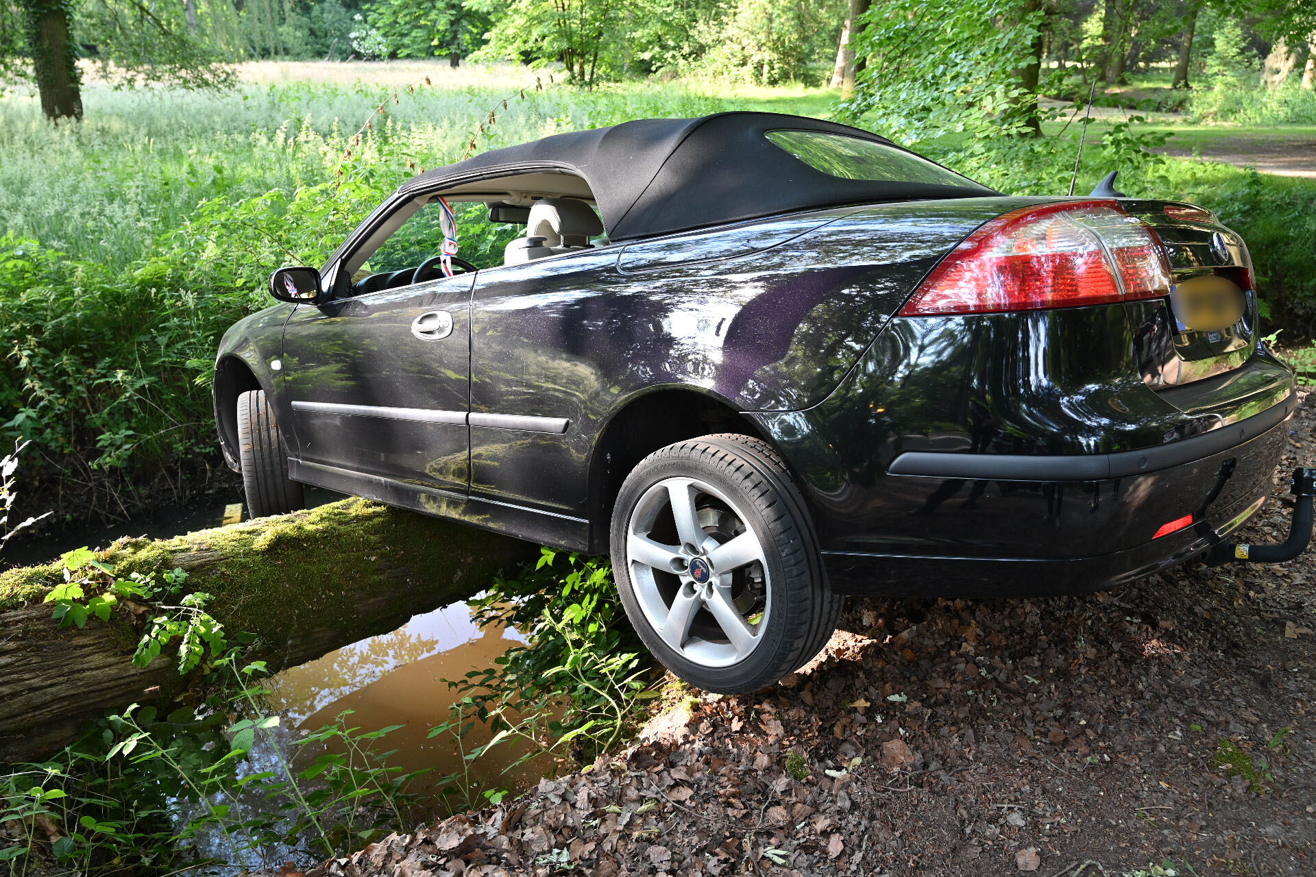 Vrouw onder invloed van alcohol krijgt ongeval met haar auto