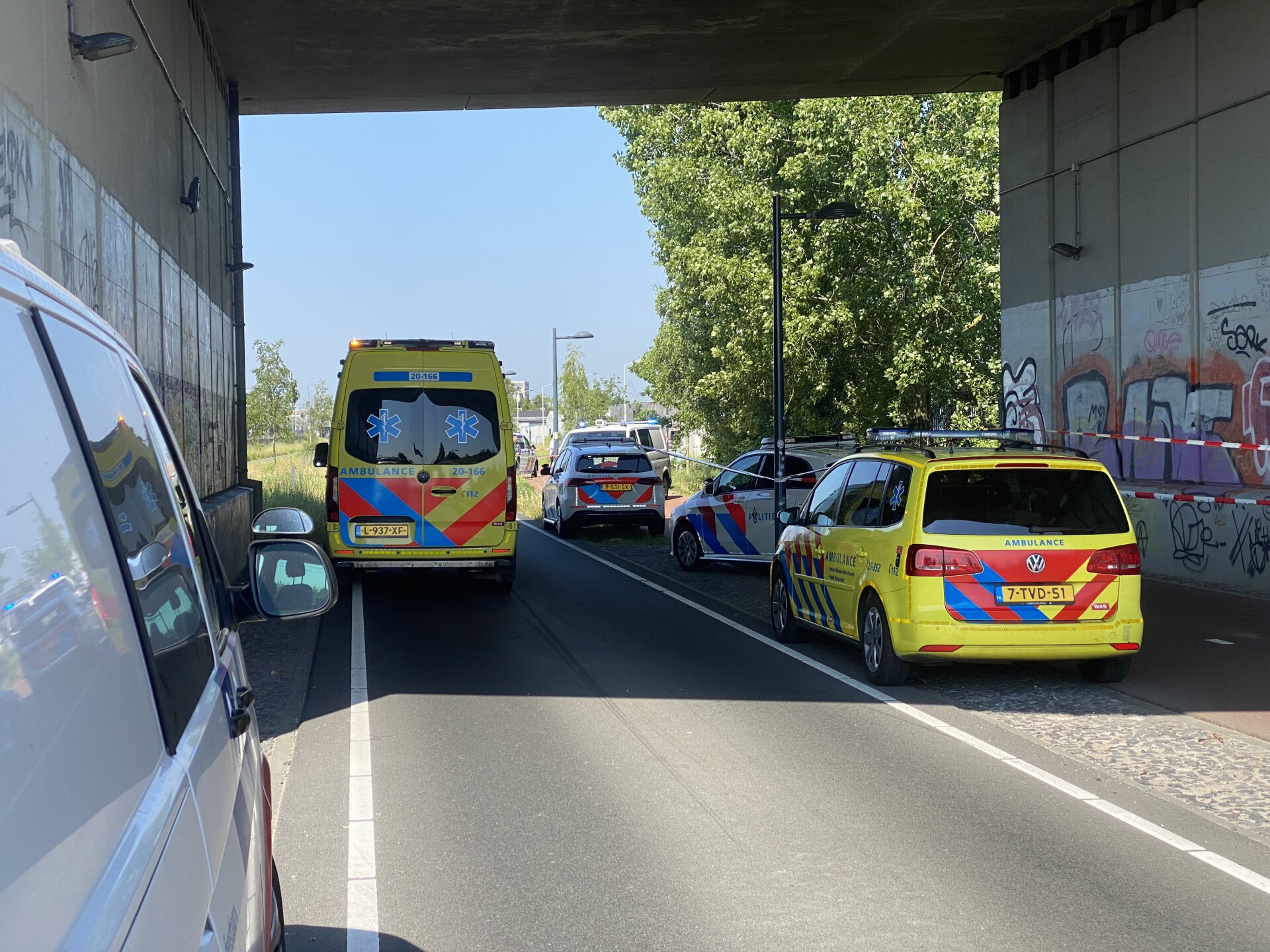 Persoon gereanimeerd onder viaduct
