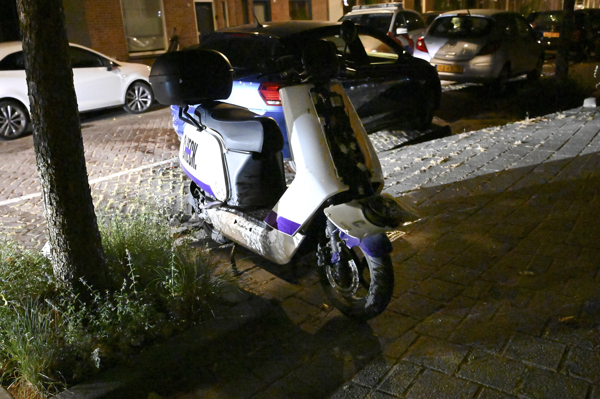 Beschonken bestuurder van huurscooter botst tegen geparkeerde auto
