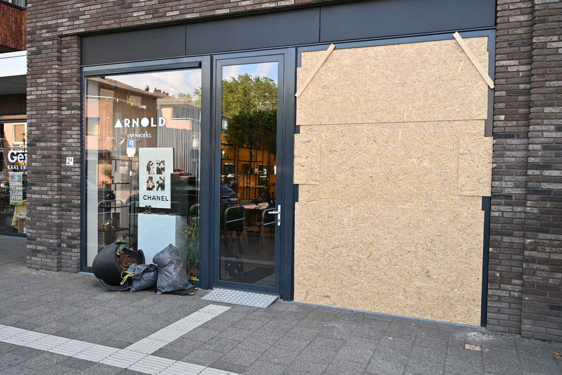 Ramkraak bij brillenzaak, vlucht auto teruggevonden