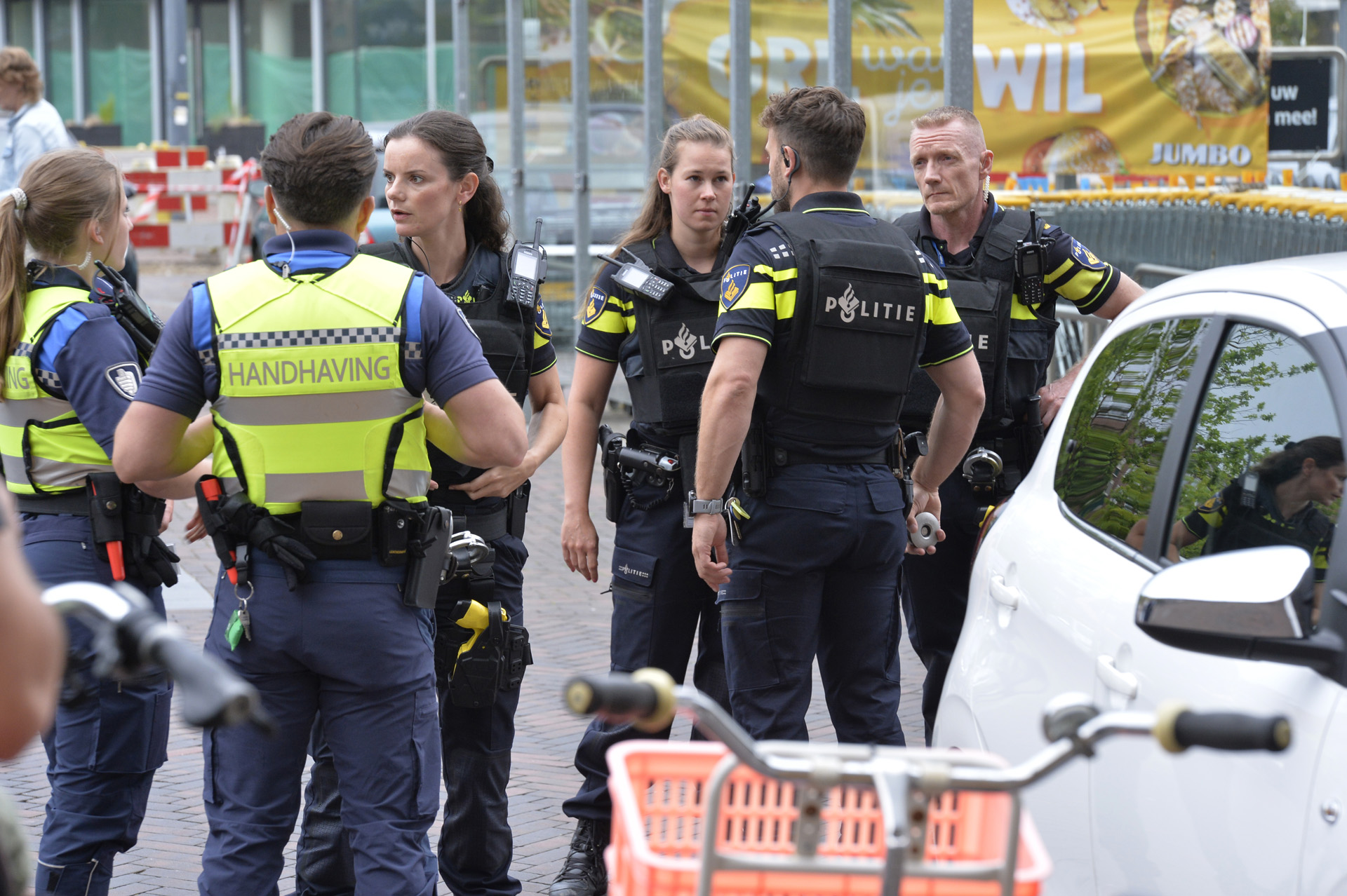 Mogelijk steekwapen gevonden in auto, veel politie ter plaatse in Breda