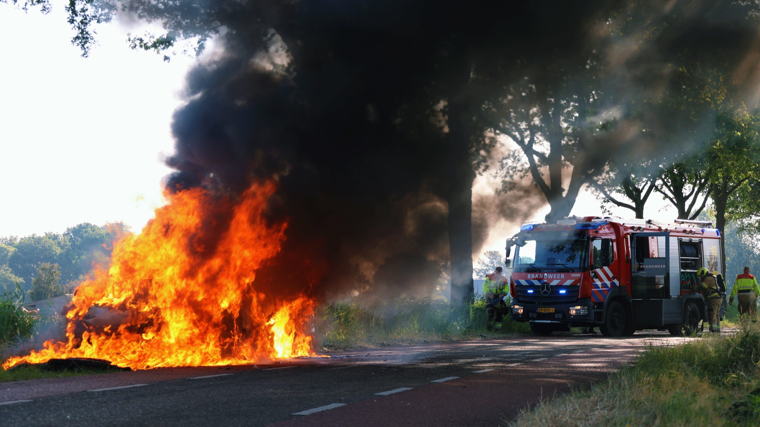 Auto brandt volledig uit tijdens het rijden