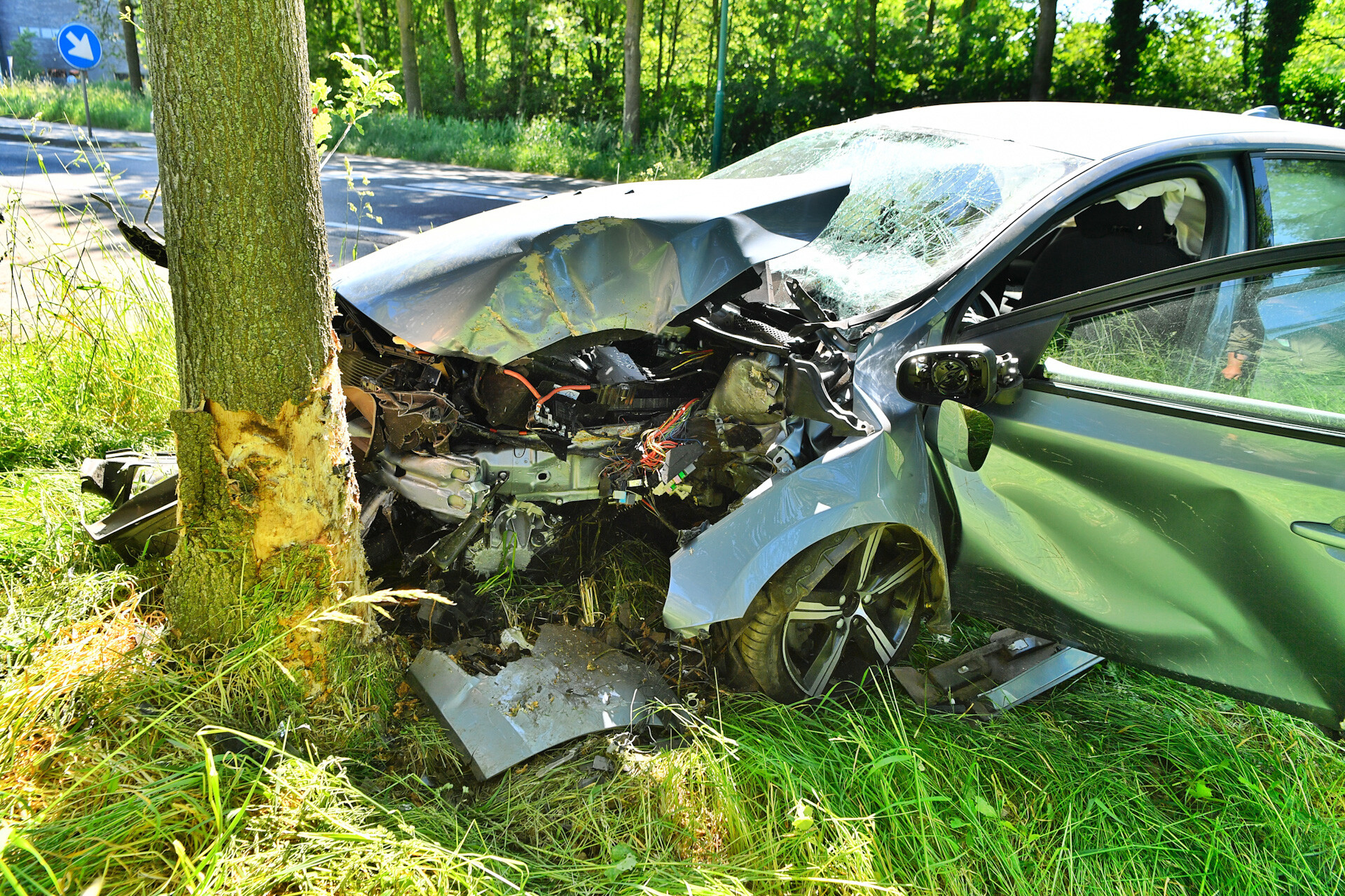 Auto crasht tegen boom, bestuurder met spoed afgevoerd