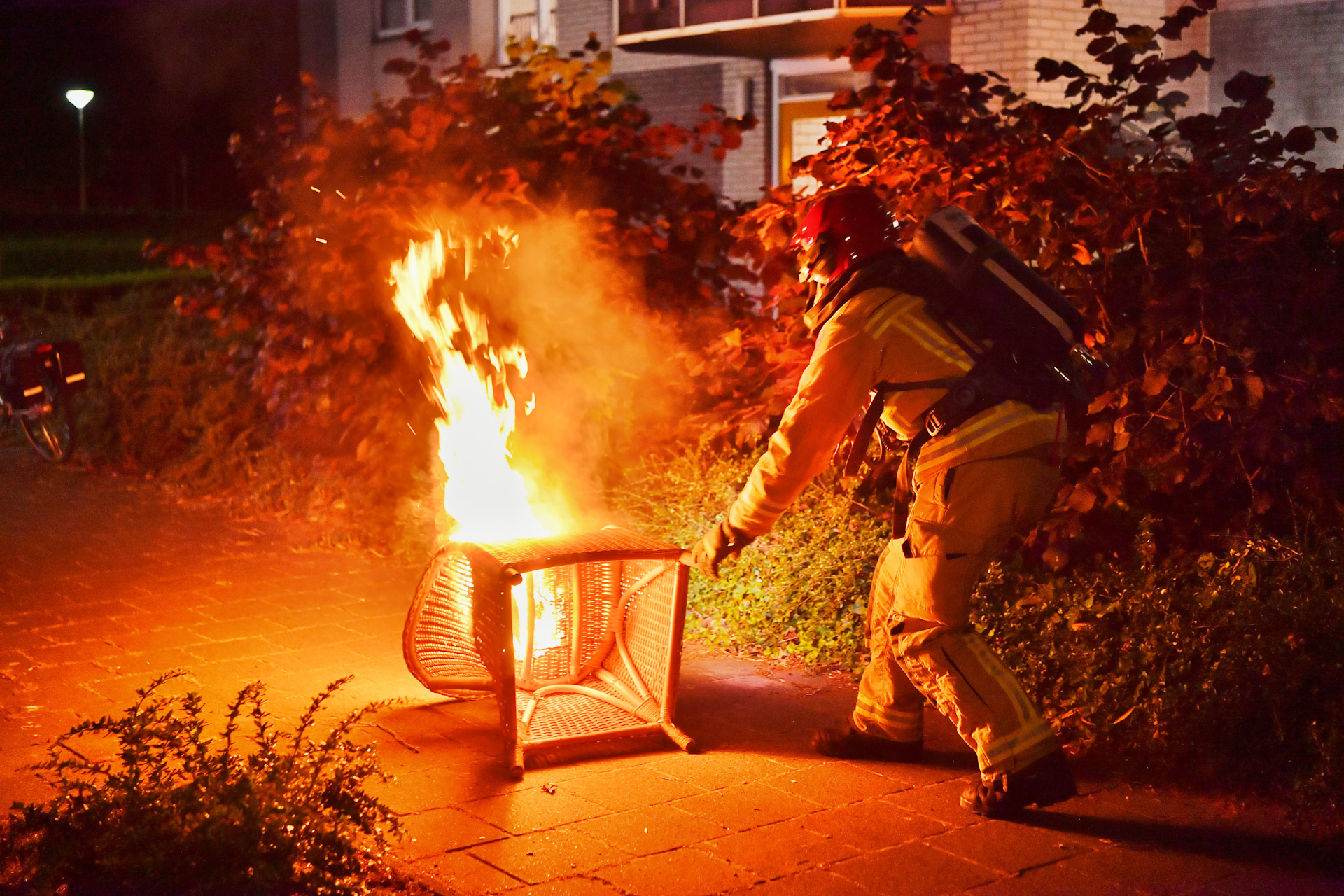 Bewoonster gooit brandende stoel over het balkon in Valkenswaard