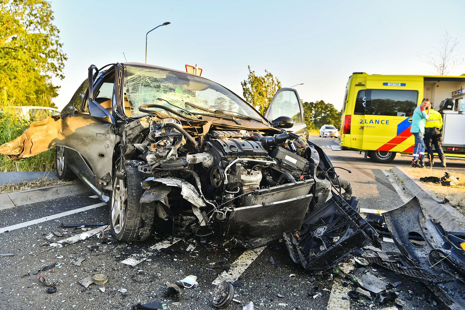Twee auto’s willen tractor inhalen: frontale botsing met tegenligger