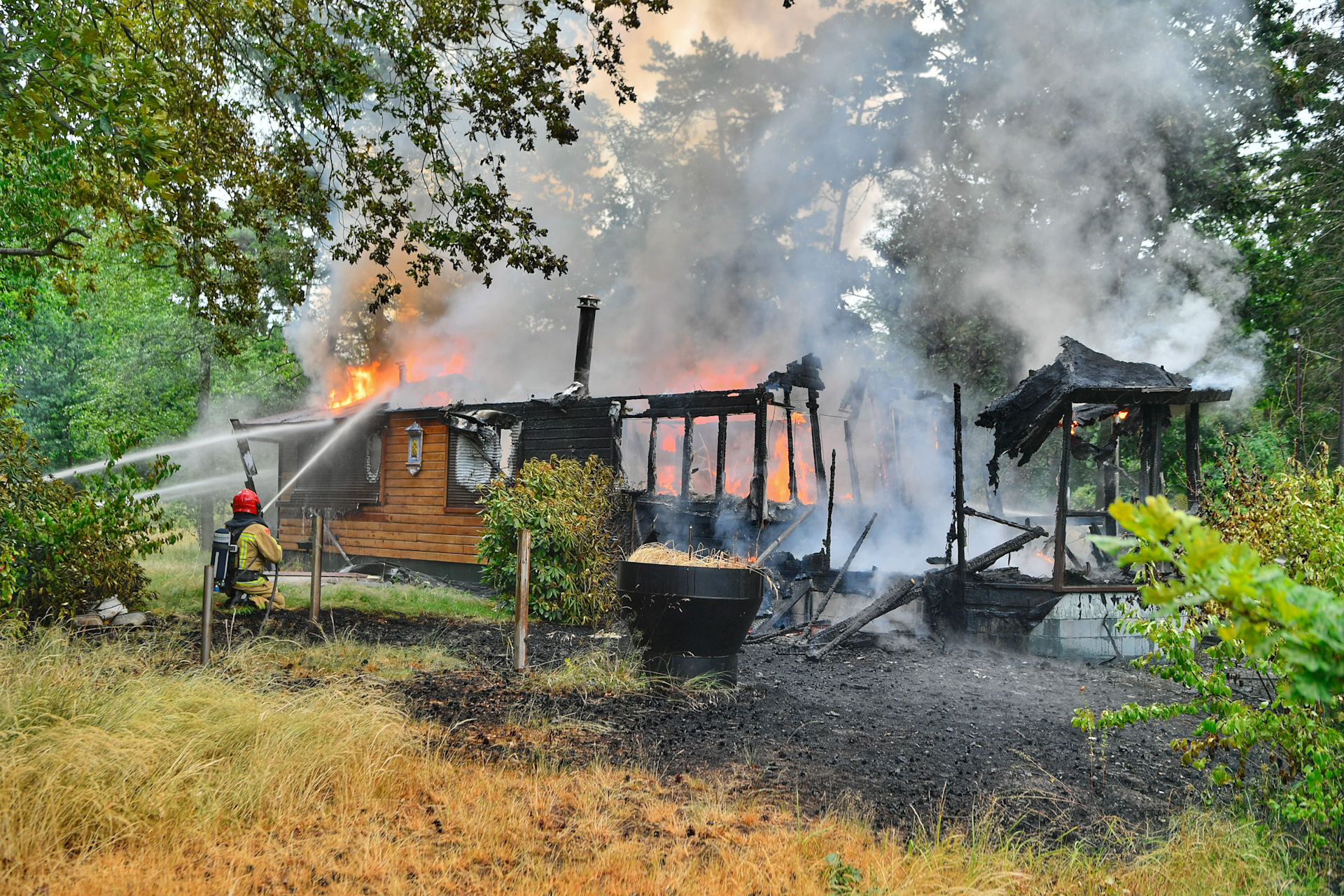 Groot tuinhuis brandt volledig uit in bosgebied