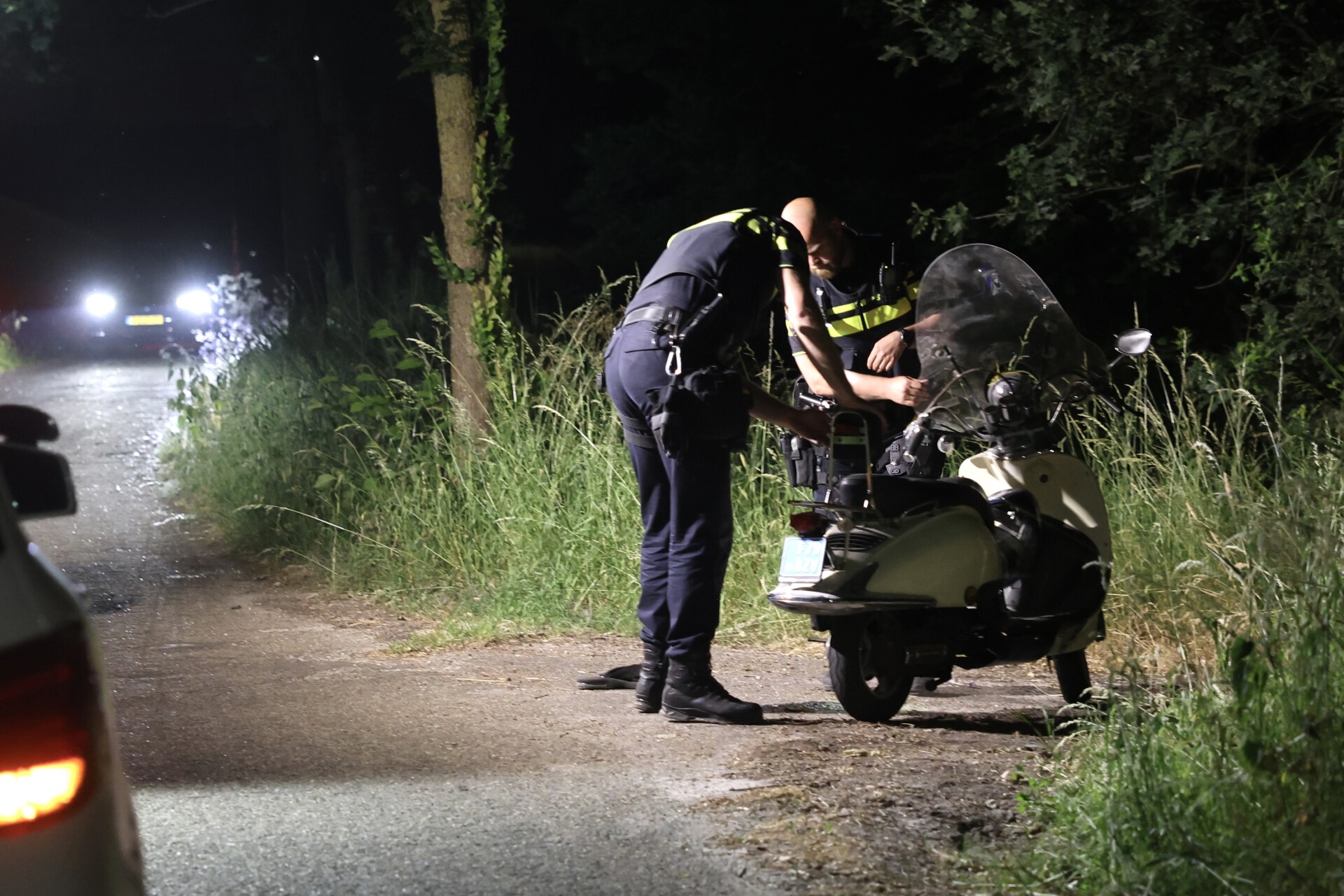 Duo met hond aangereden door snorscooter