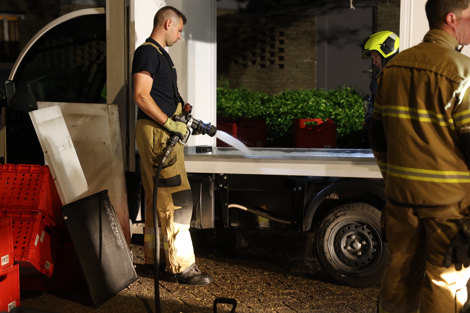Brandweer koelt accupakket van Picnic bezorgauto