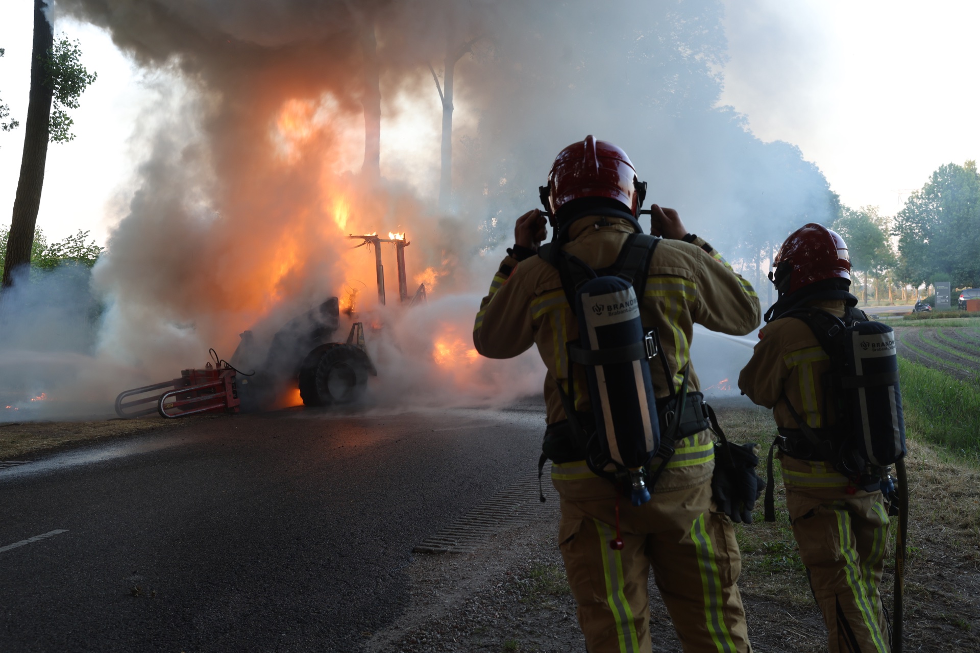 Felle brand verwoest landbouw voertuig
