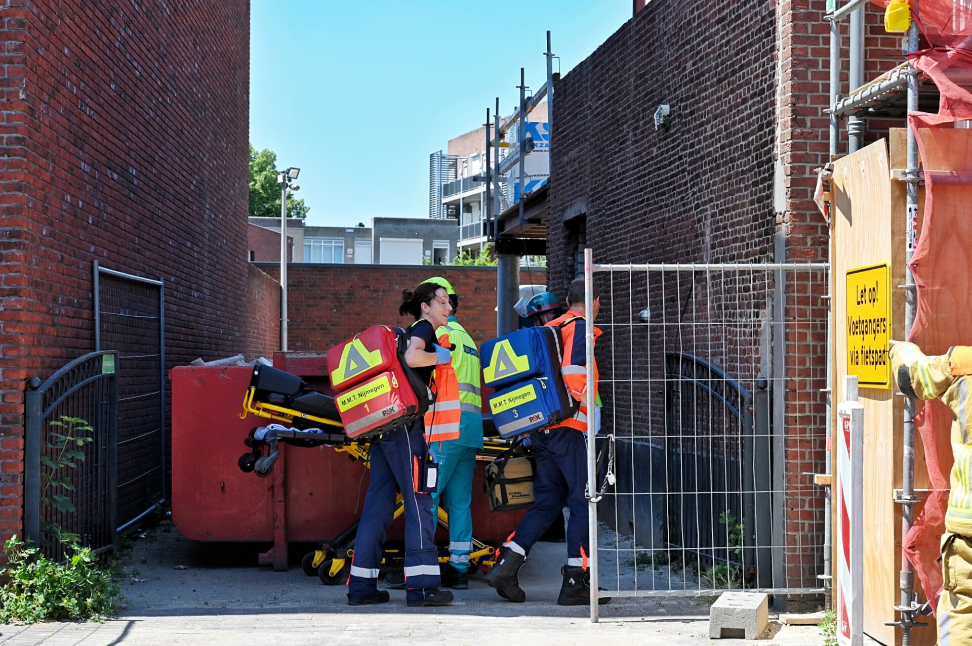 Betonblok valt op benen van man tijdens werkzaamheden