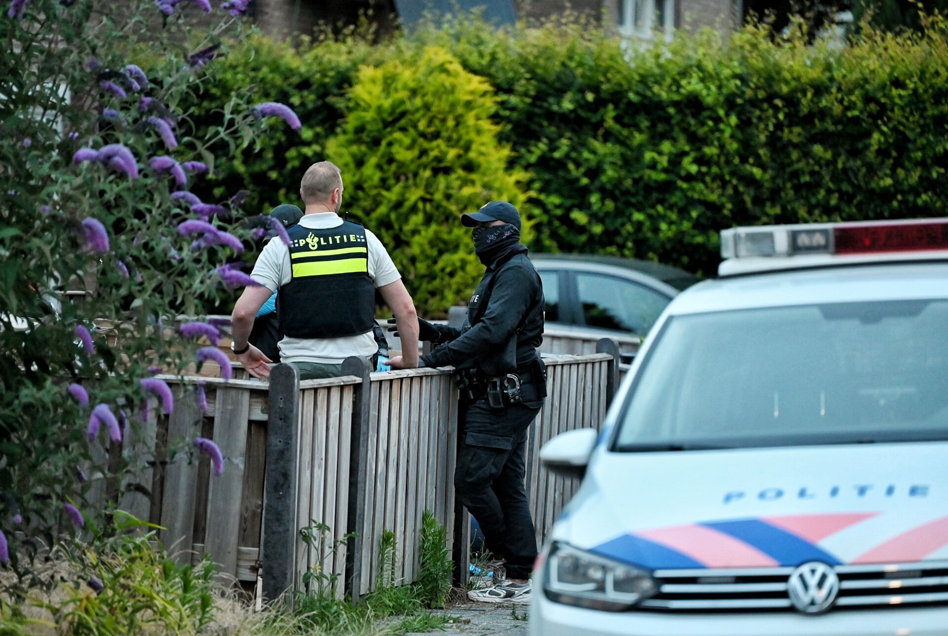 Zeer grote drugsvondst in woningen, goederen in beslag genomen