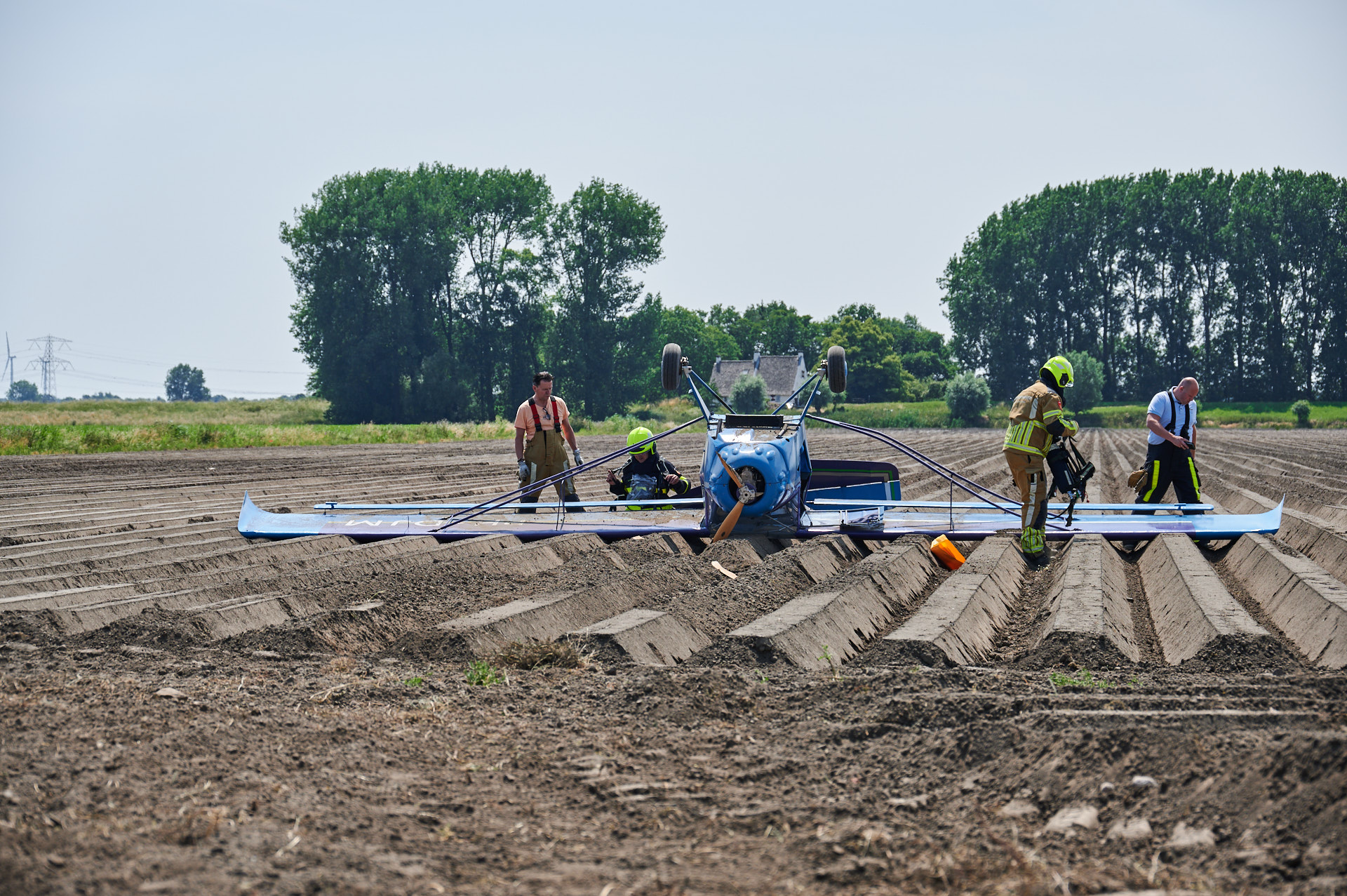 Vliegtuig crasht op akker