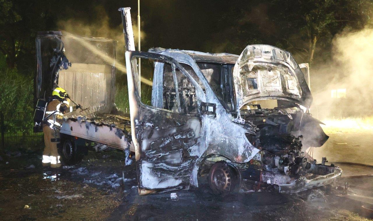 Bakwagen vliegt in brand, bestelbus vol lachgas staat ernaast