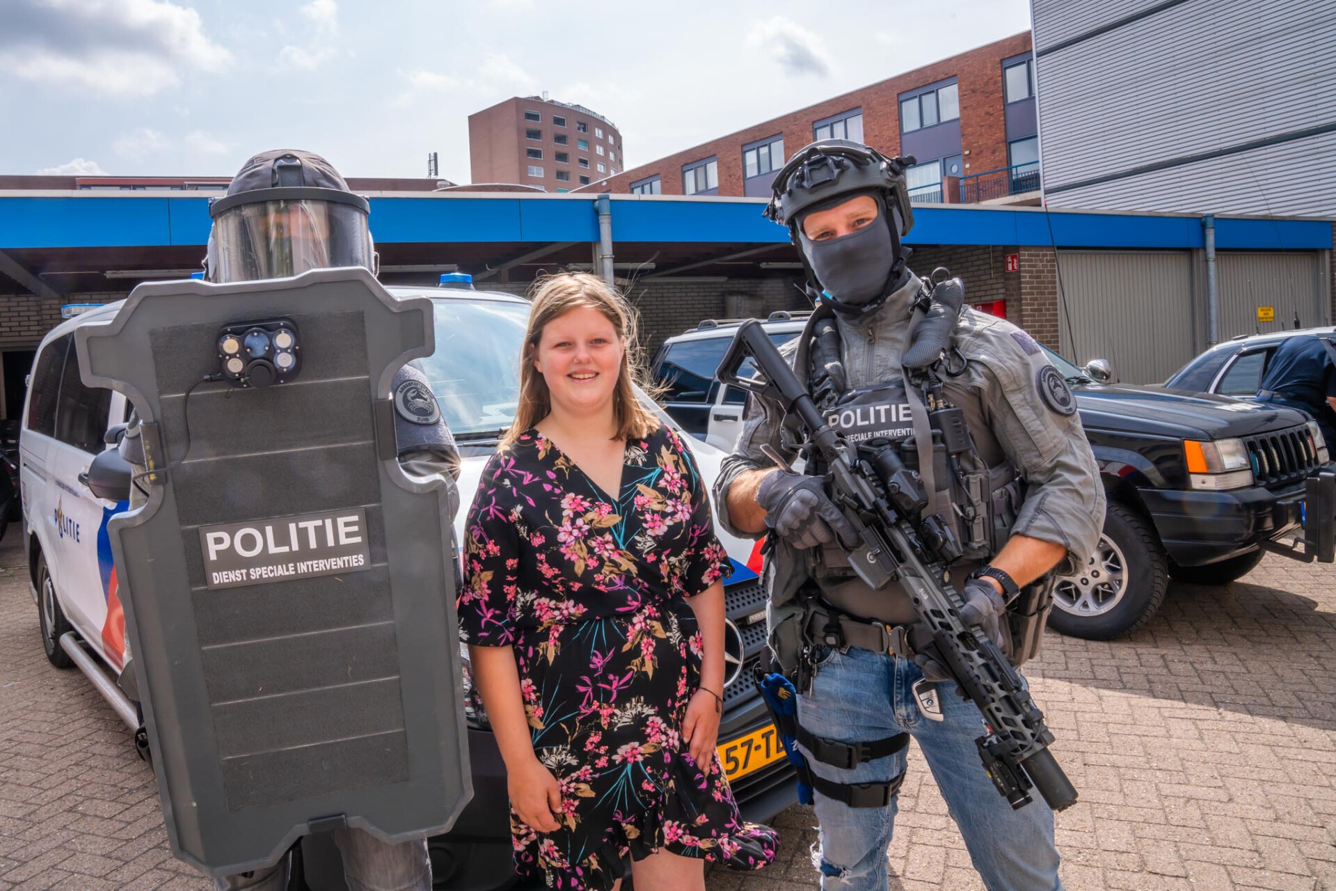 Politie, brandweer en DAPD bezorgen zieke Lisa onvergetelijke dag