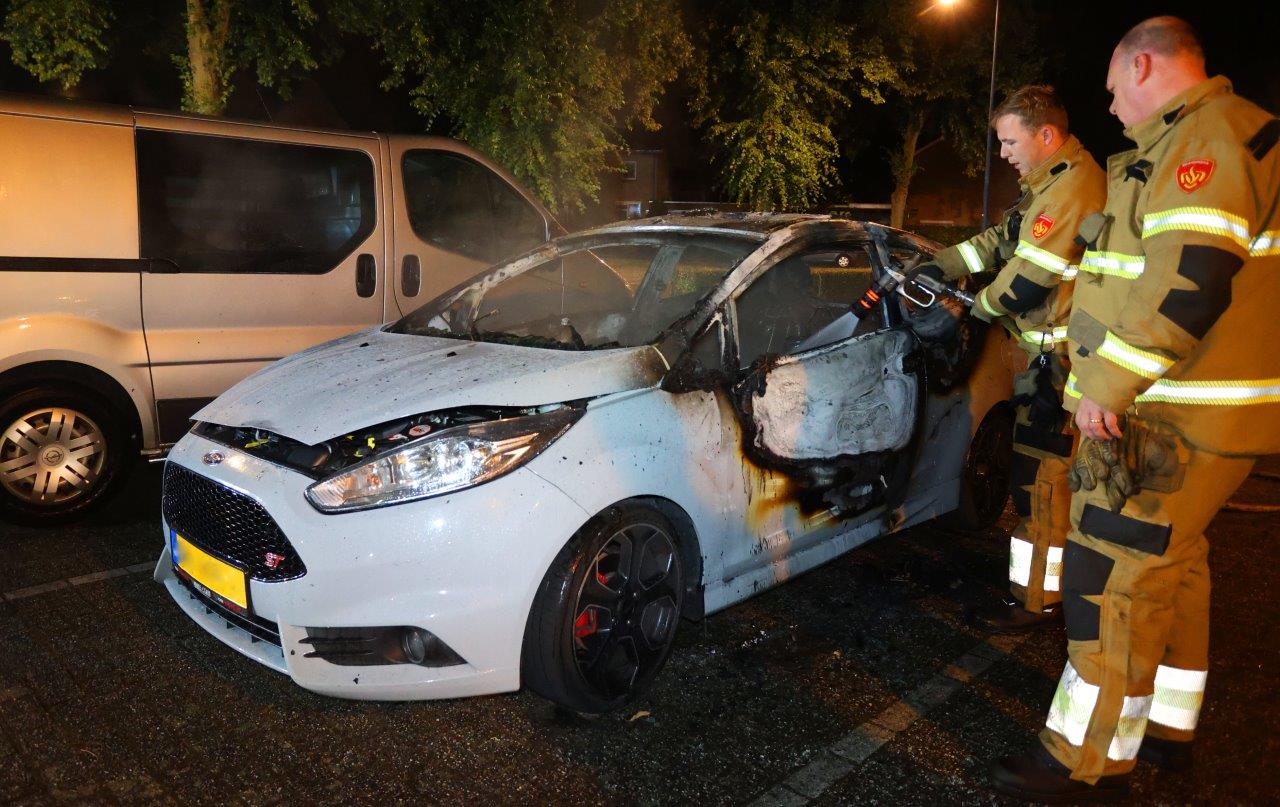 Twee verdachten aangehouden na autobrand