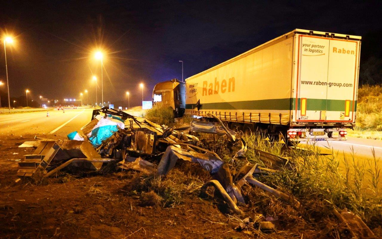 Vrachtwagen zorgt voor ravage knooppunt Vught, verbindingsweg dicht