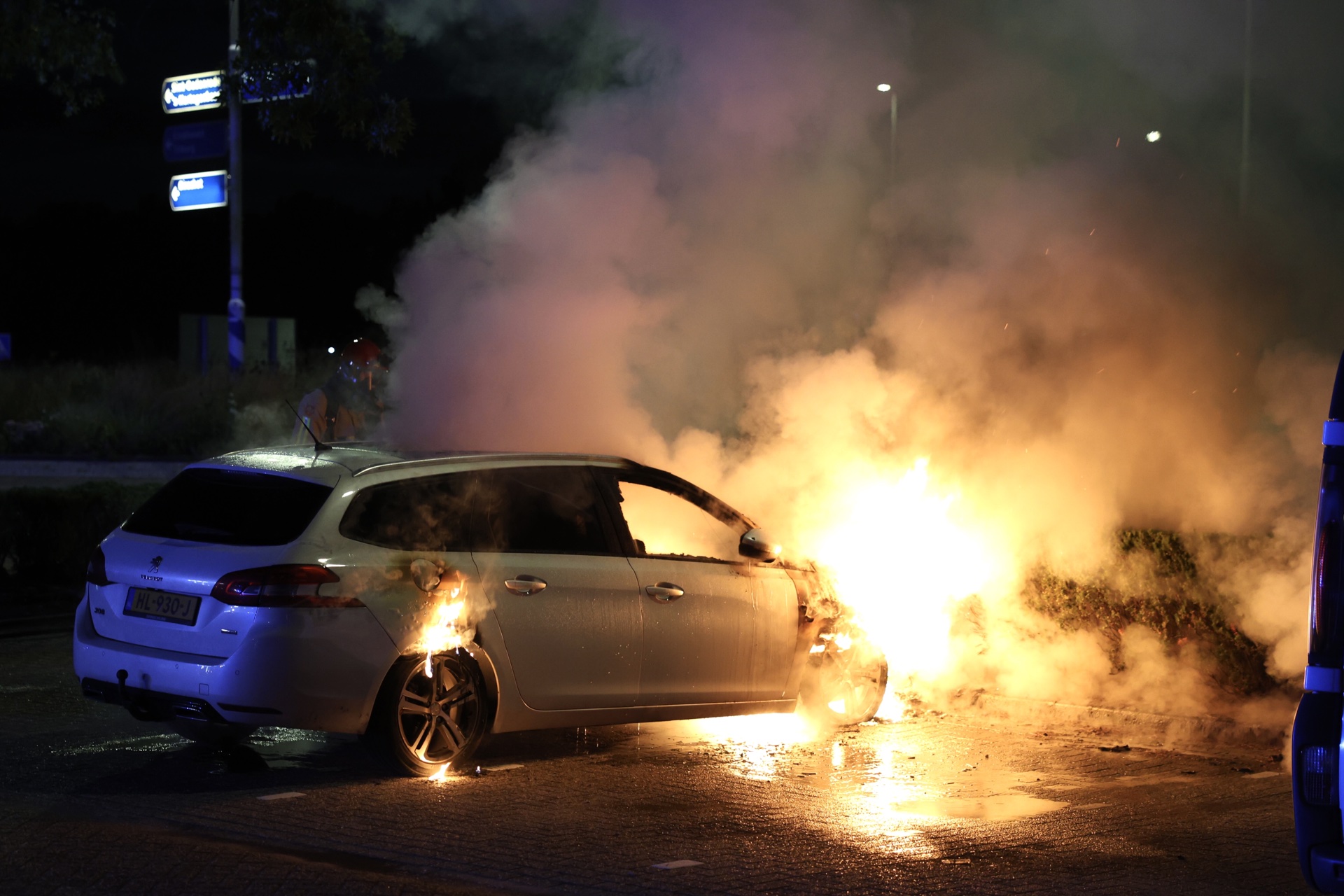 Geparkeerde auto door brand verwoest