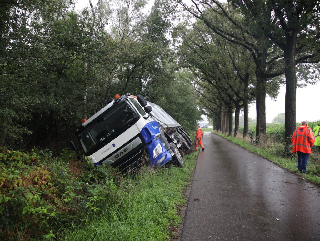 Vrachtwagen Raakt Van De Weg En Belandt In Sloot - 112Brabant