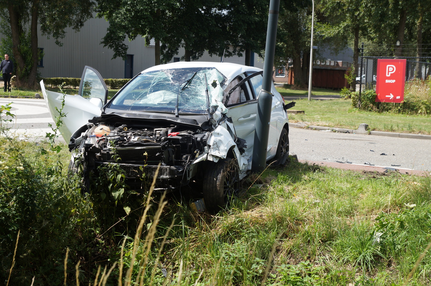 Automobilist gewond door aanrijding met vrachtwagen
