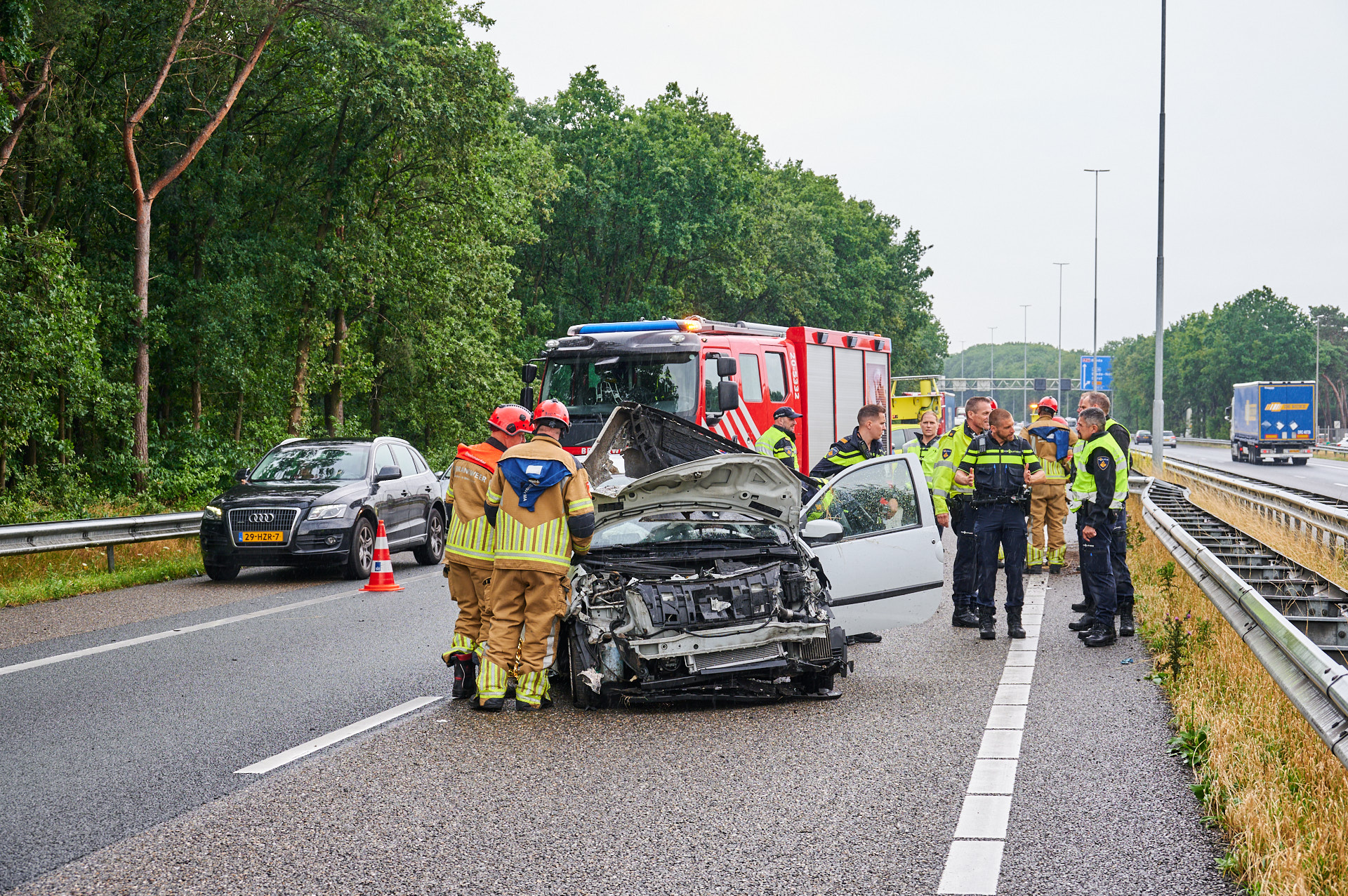Snelweg A27 dicht na ongeval met twee auto’s