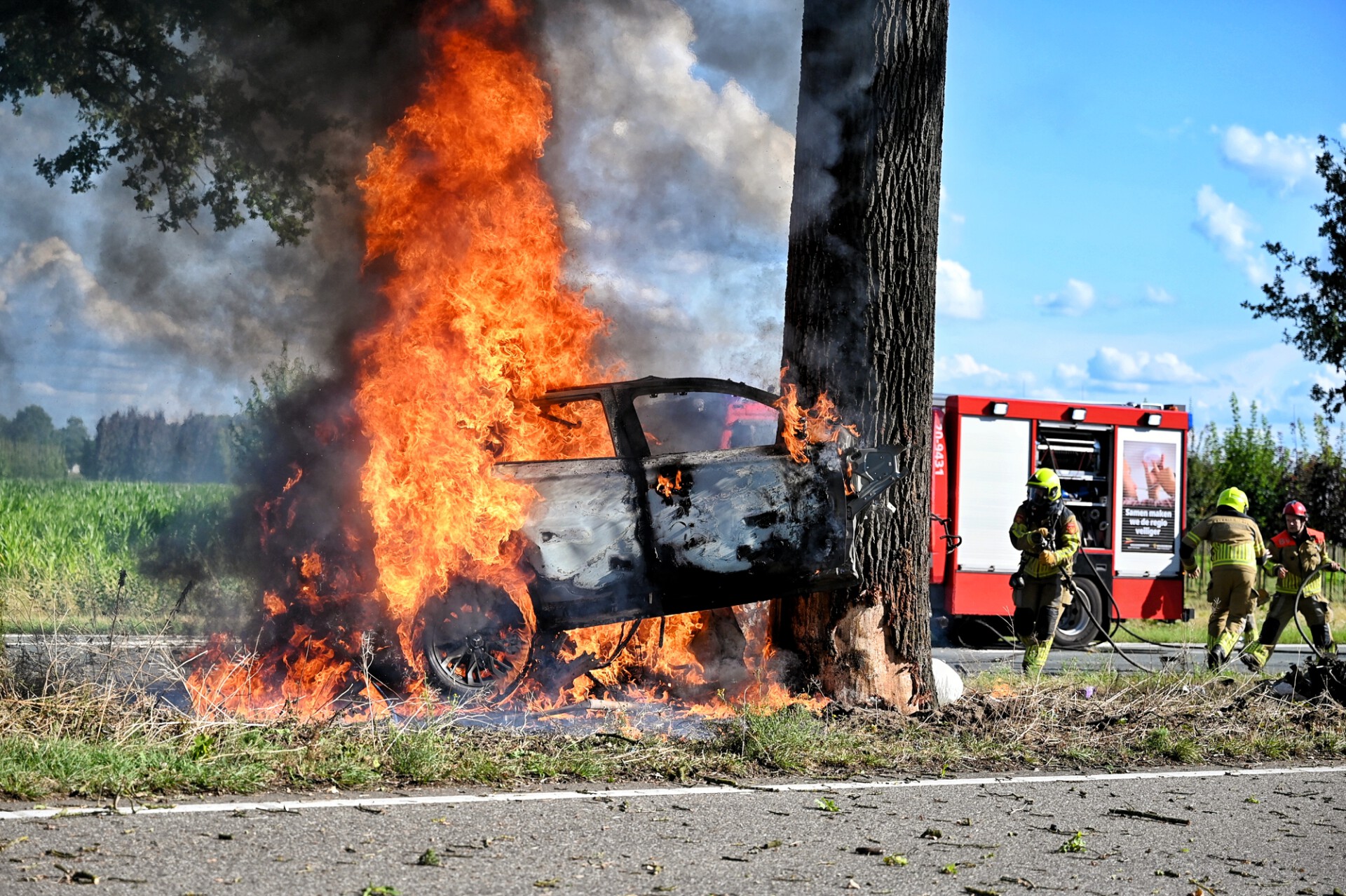 Auto vliegt in brand na botsing tegen boom, bestuurder overleden